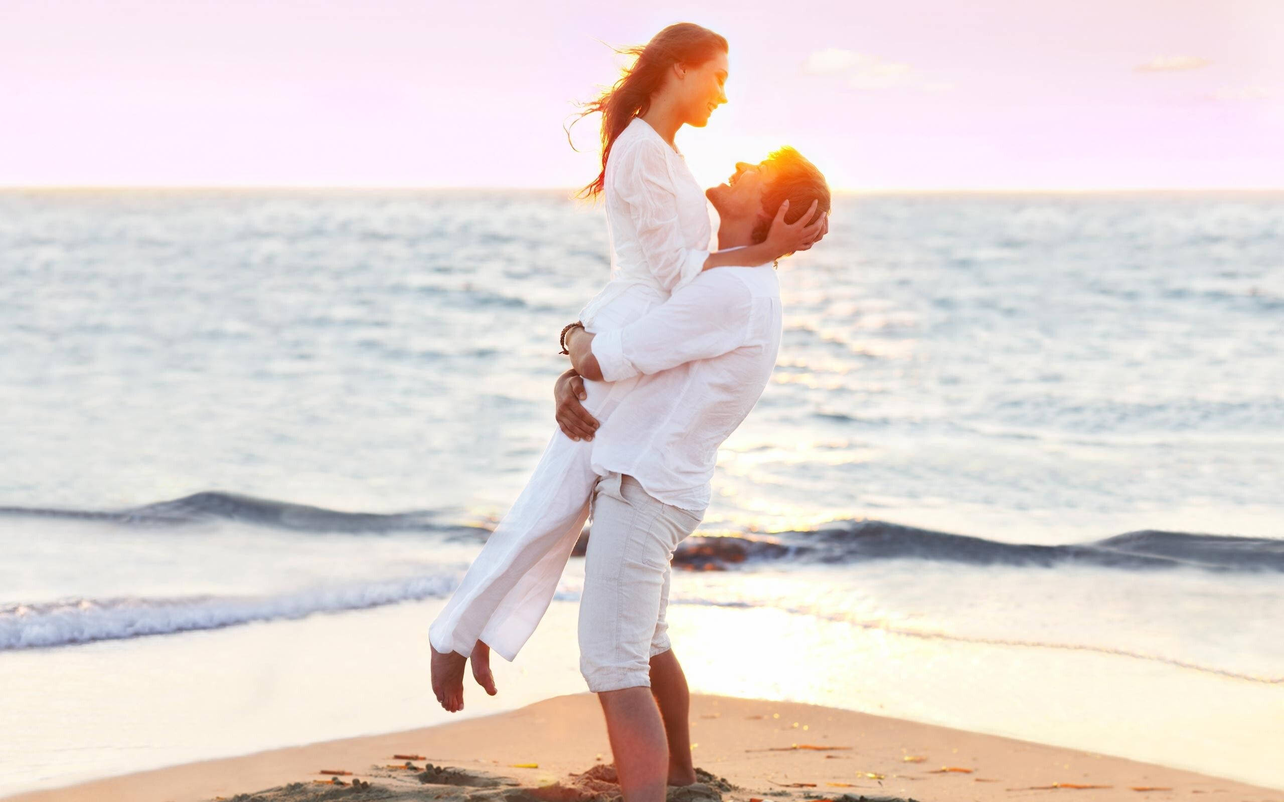 sunlit beach, sunset, couple, 2K Desktop Wallpaper