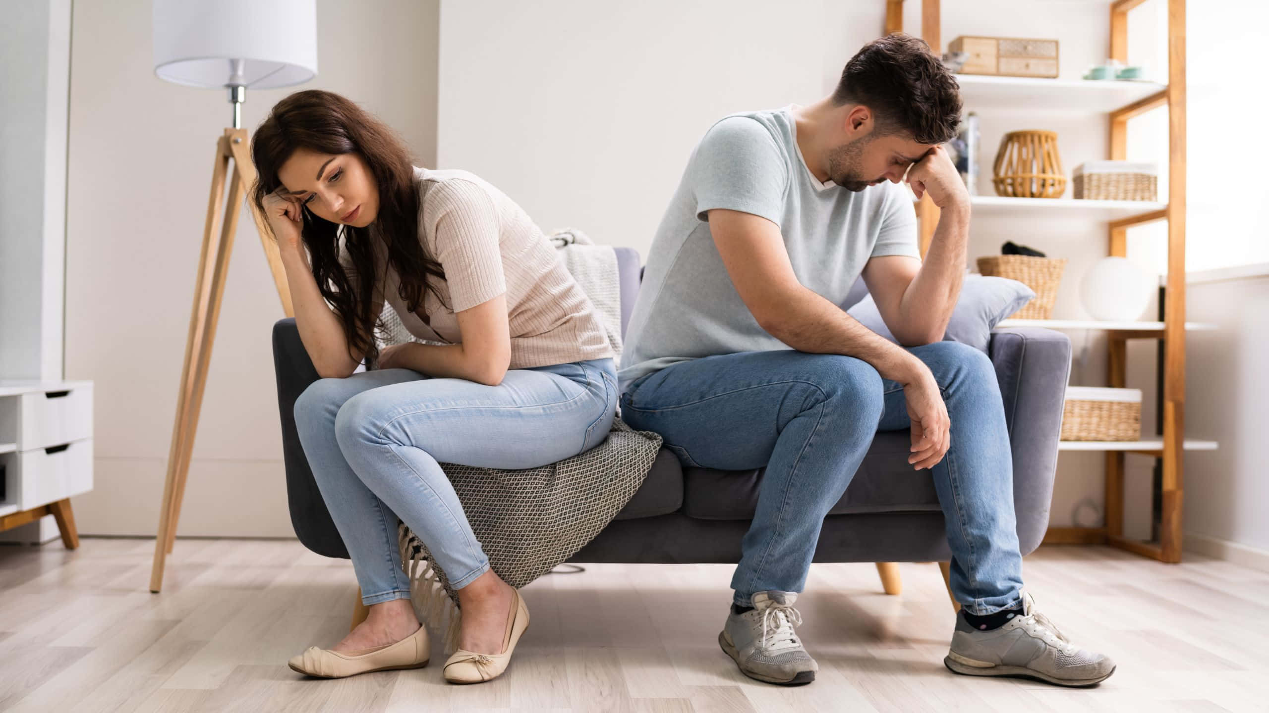 couch, modern living room, couple, 2K Desktop Wallpaper