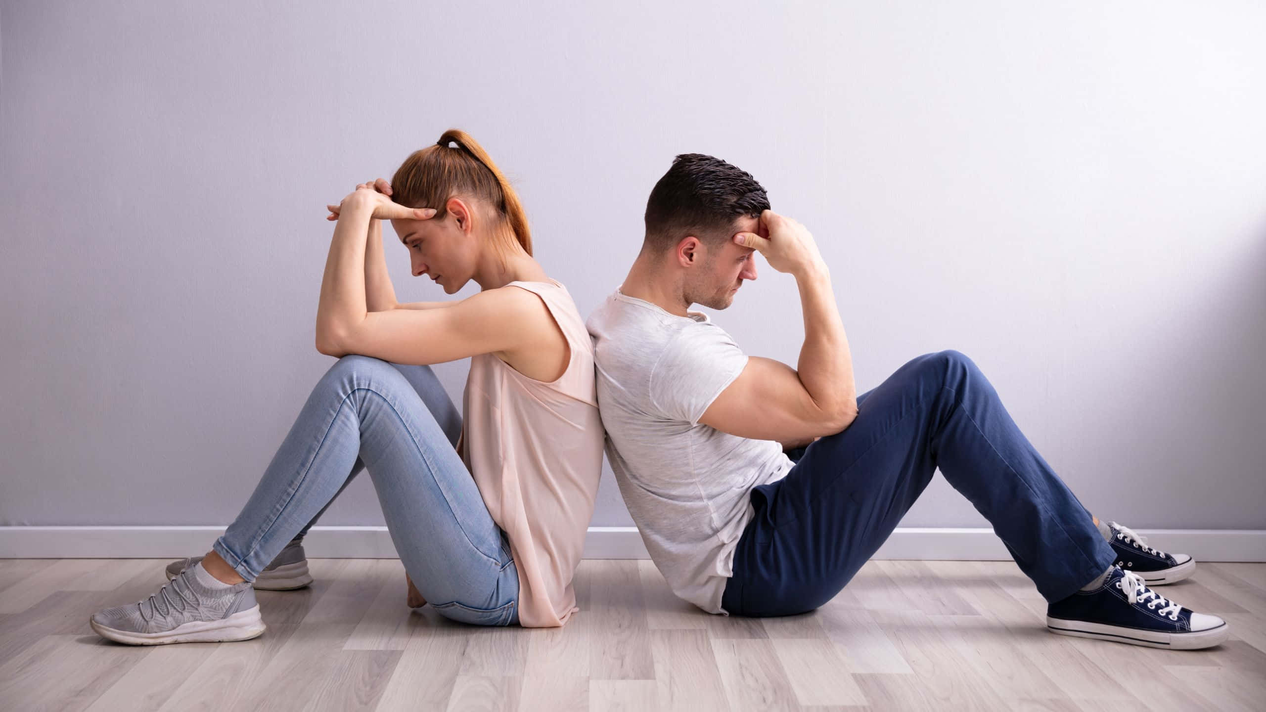 wooden floor, plain wall, couple, 2K Desktop Wallpaper