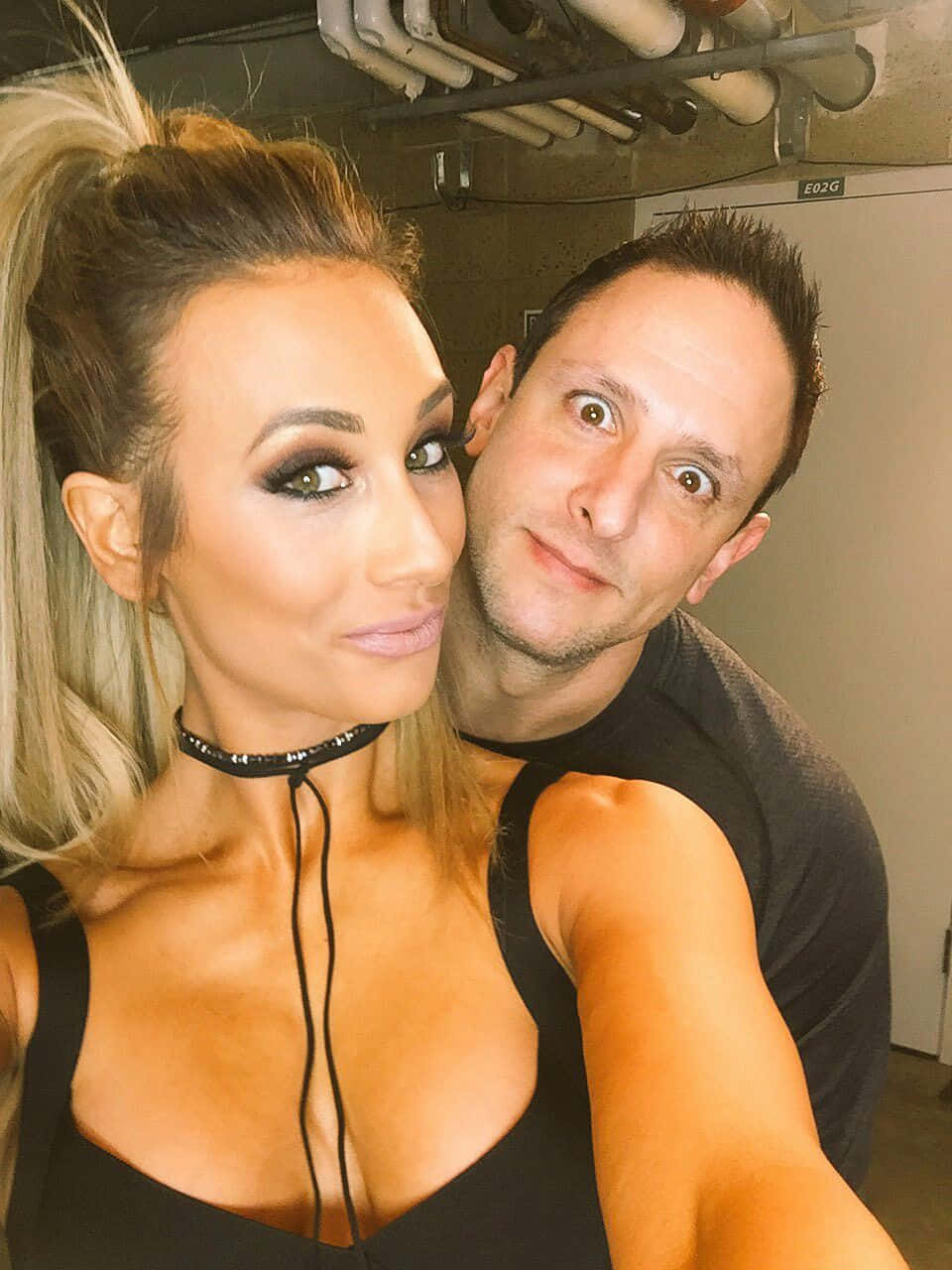 couple selfie backstage, blonde hair, high ponytail, HD Phone Wallpaper