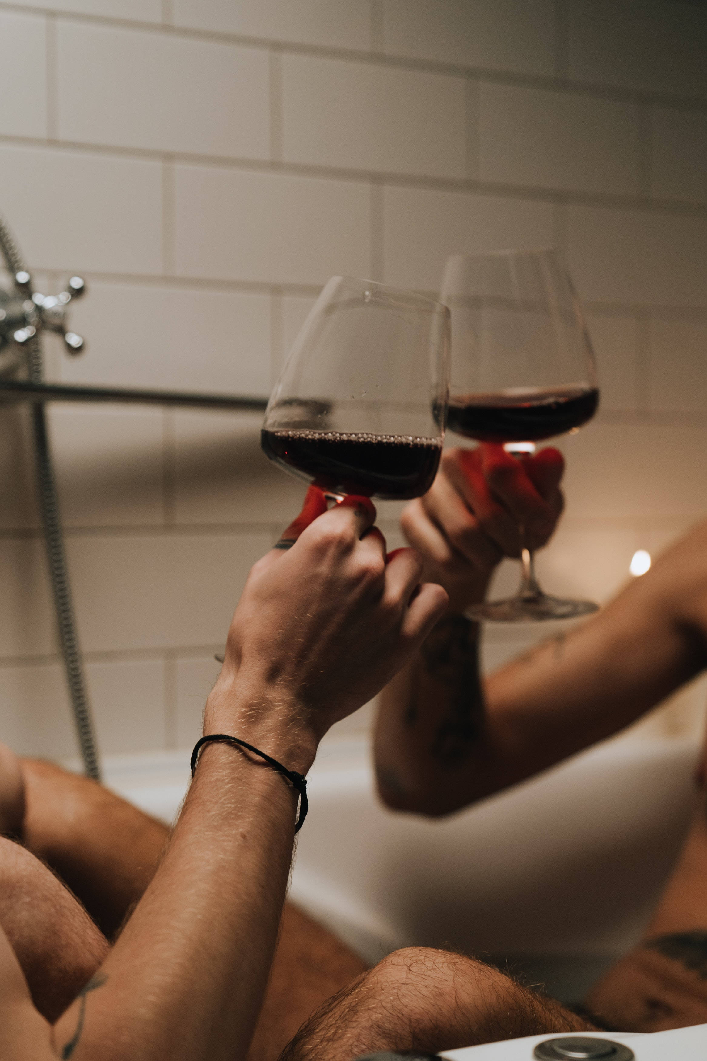 Couple Hands, bathroom, bathtub, 2K Phone Wallpaper