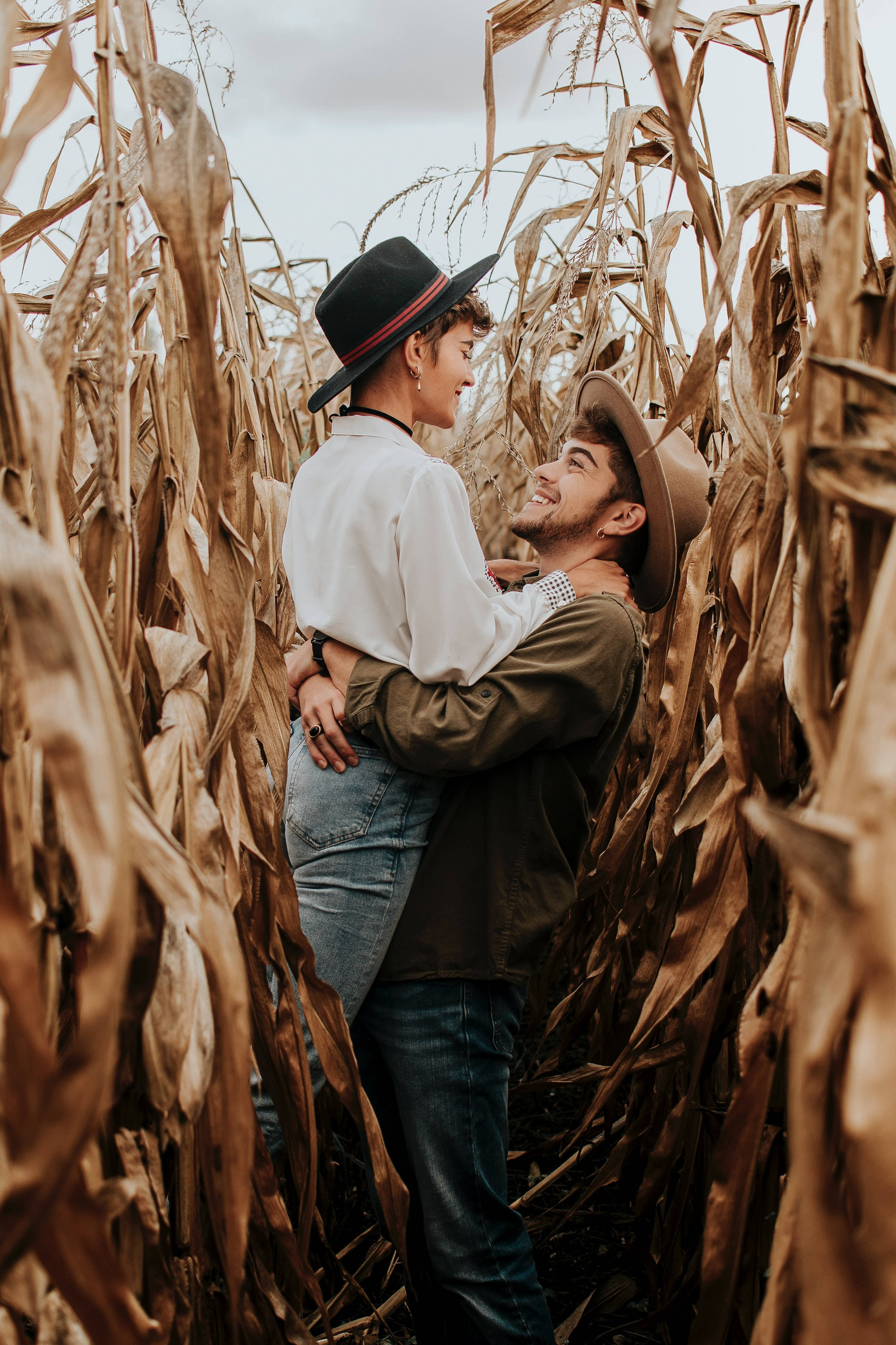 vintage couple hugging, catcher hug, cornfield, 2K Phone Wallpaper