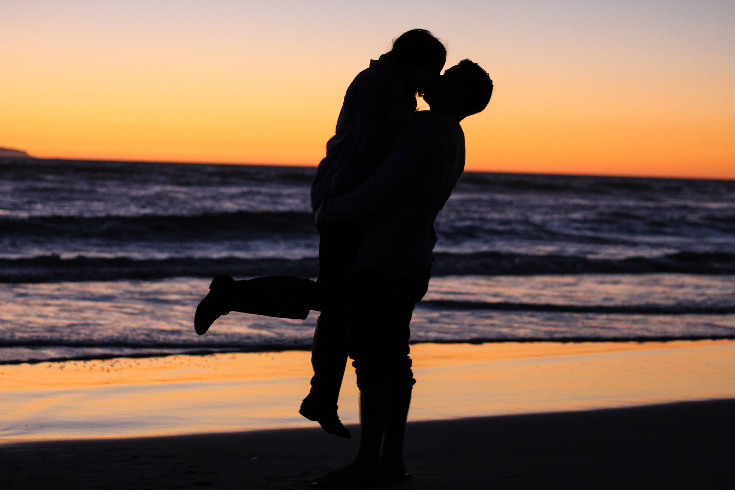 couple hugging, beach, sunset, Full HD Desktop Wallpaper