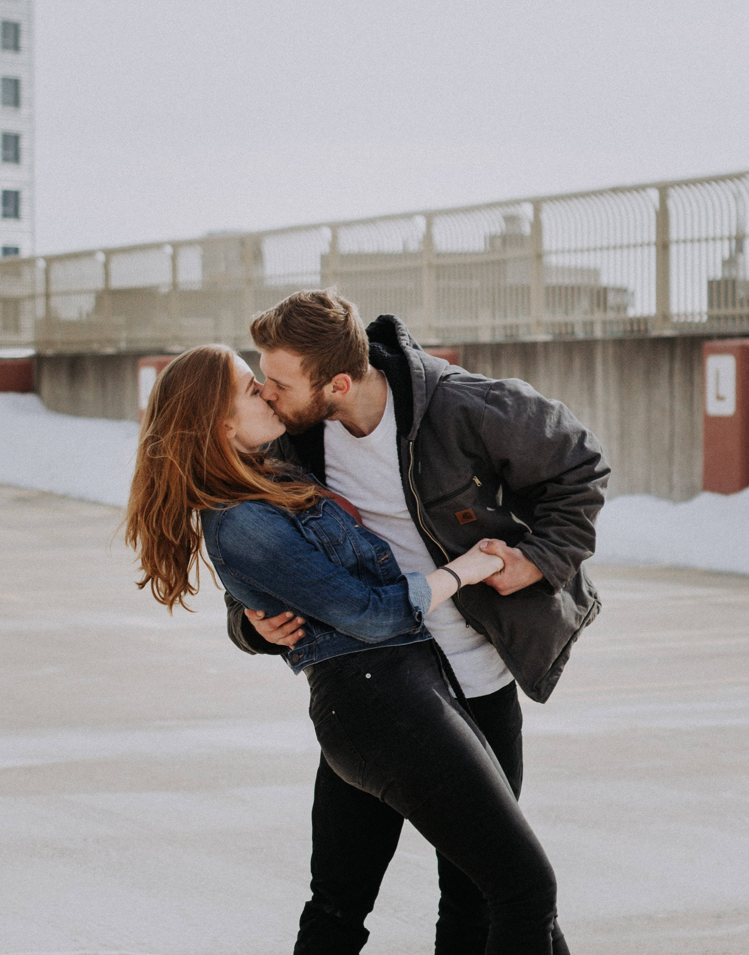 couple hugging, kissing in the snow, snowy rooftop, 2K Phone Wallpaper