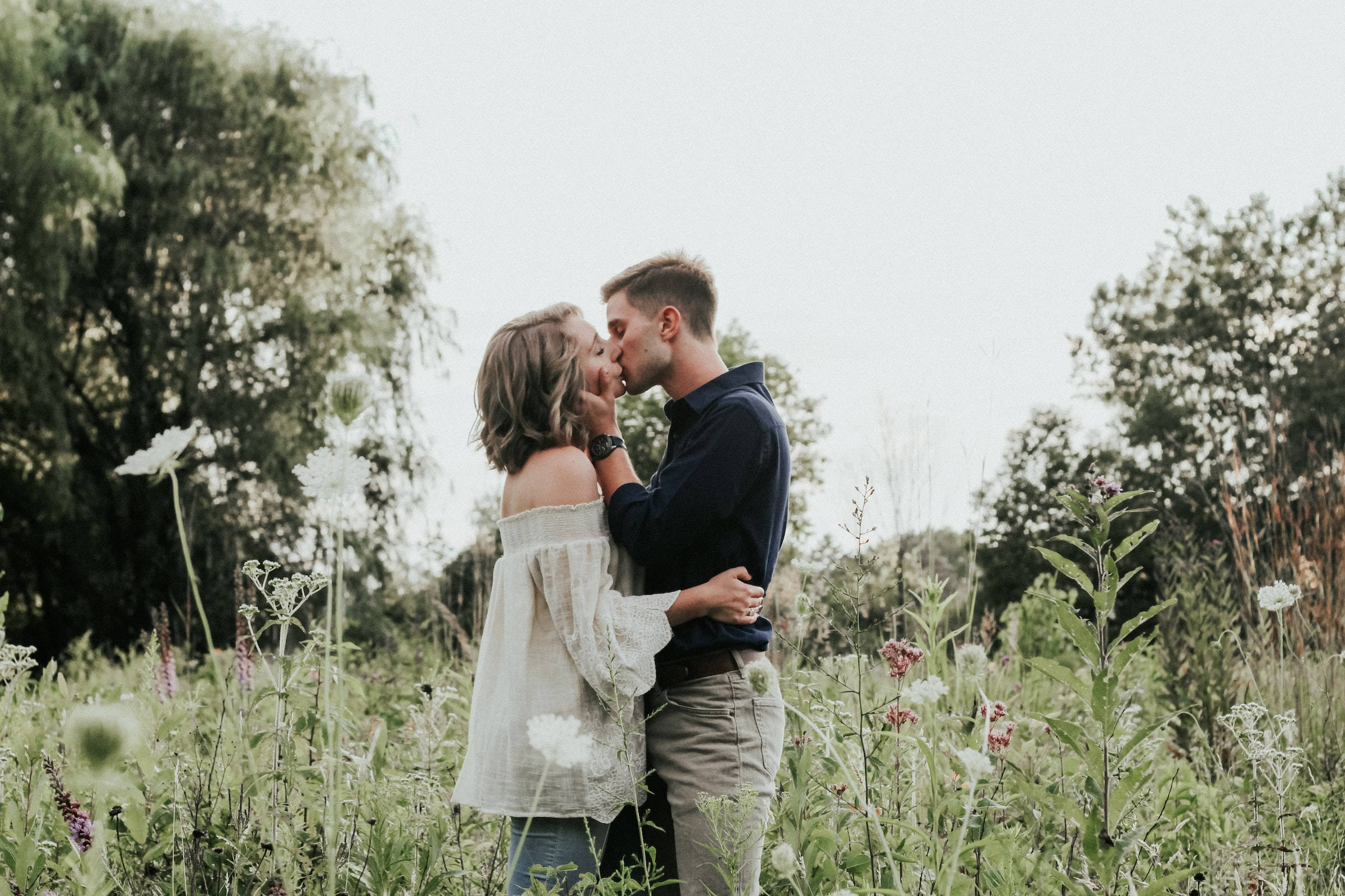 couple hugging, kissing, grassy field, Full HD Desktop Wallpaper