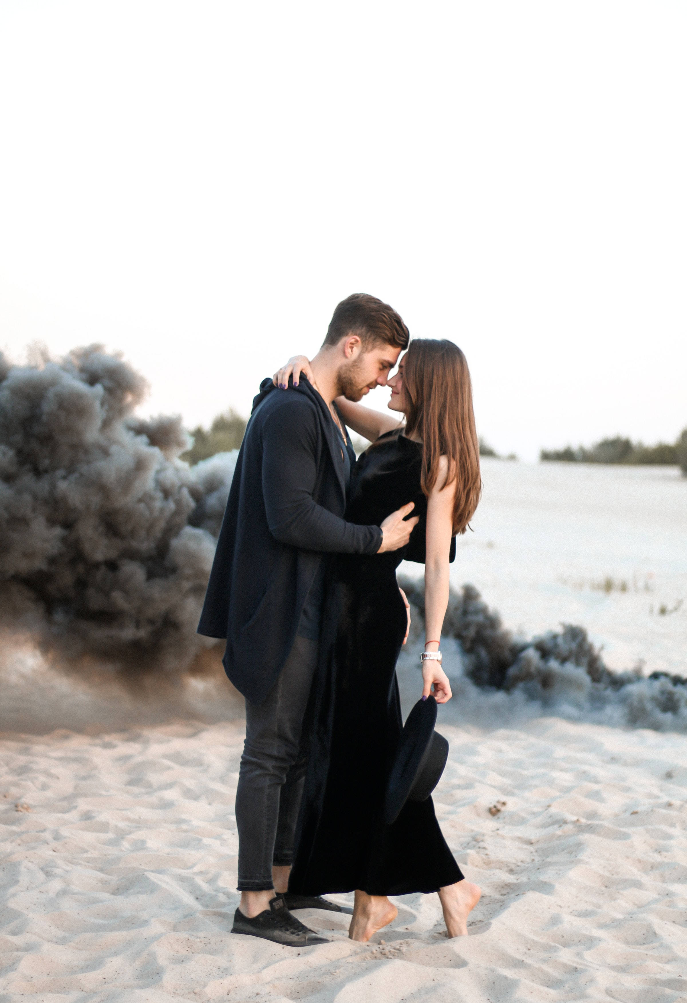 couple hugging, desert, sandy beach, 2K Phone Wallpaper