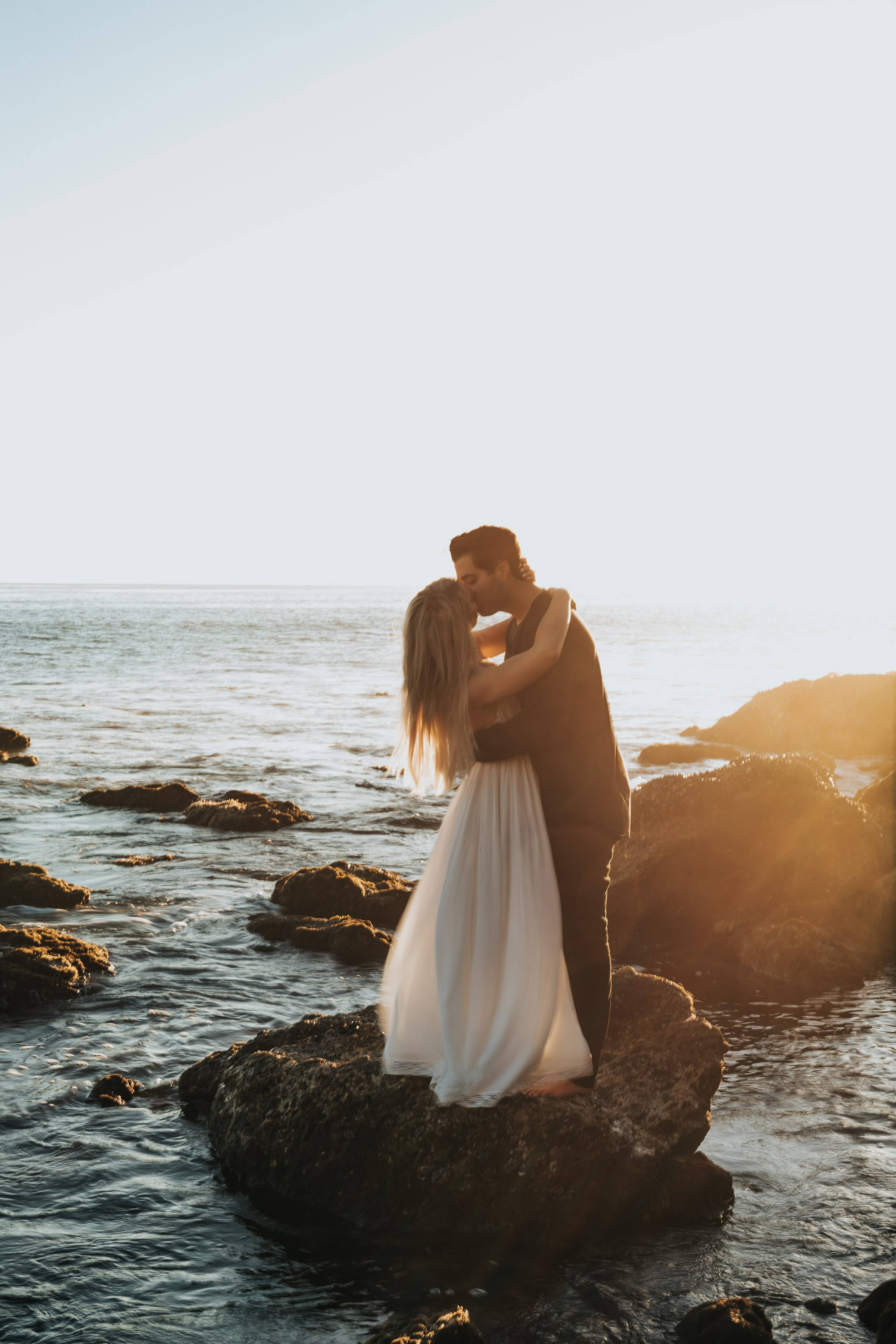 couple hugging, kissing, rock at sea, 2K Phone Wallpaper