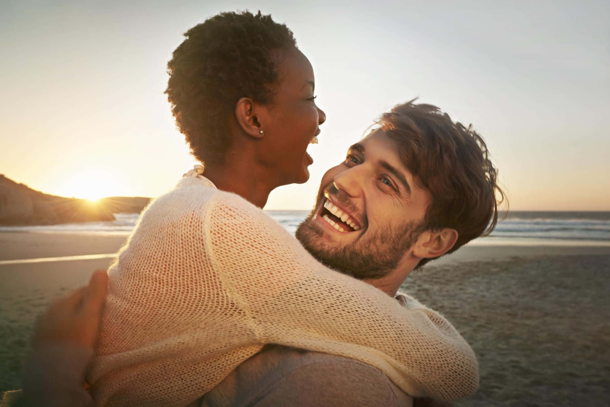 young couple, romantic moment, sunlit beach, Full HD Desktop Wallpaper