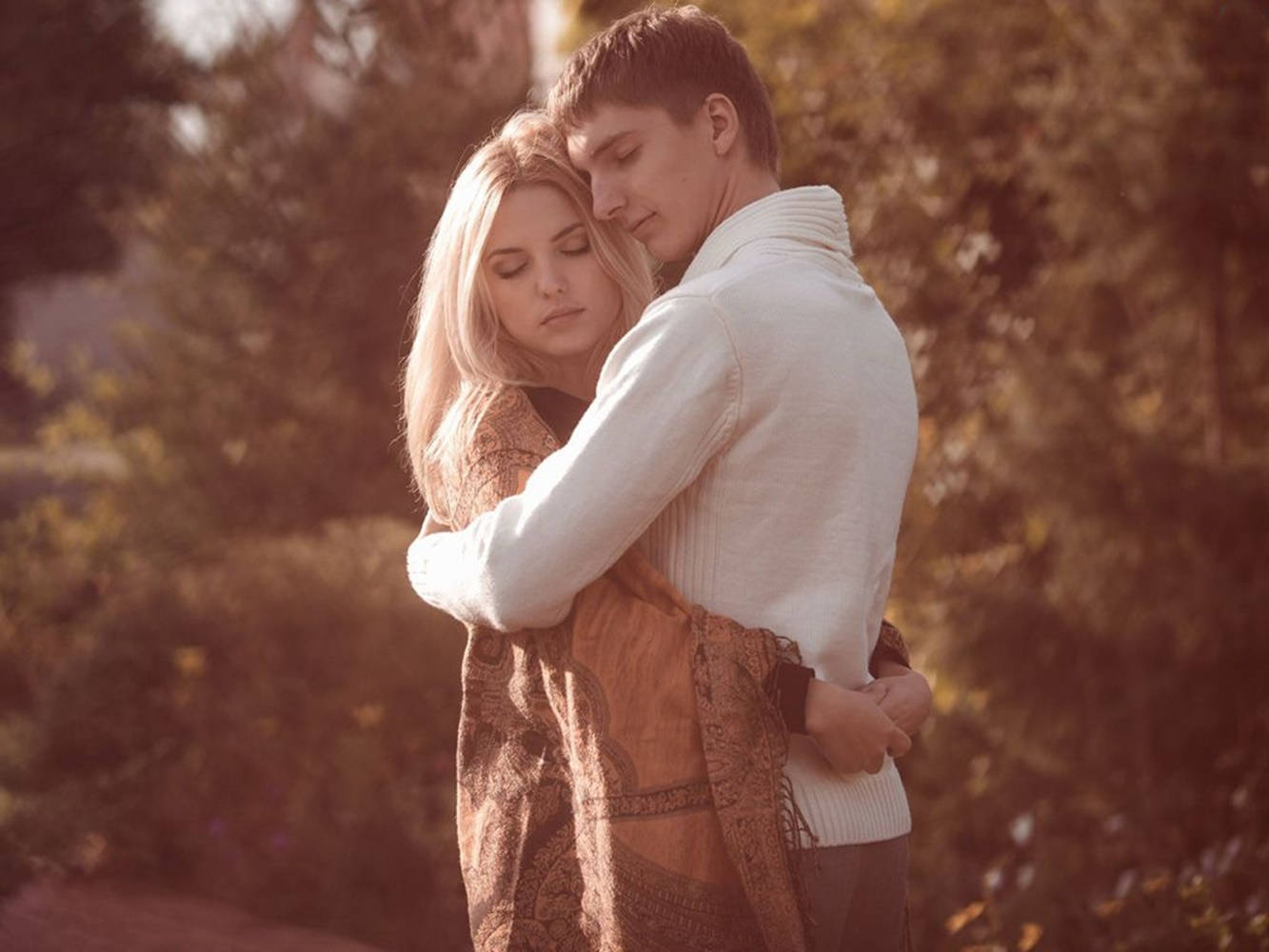 vintage couple hug, sunlit autumn park, golden foliage, HD Desktop Wallpaper