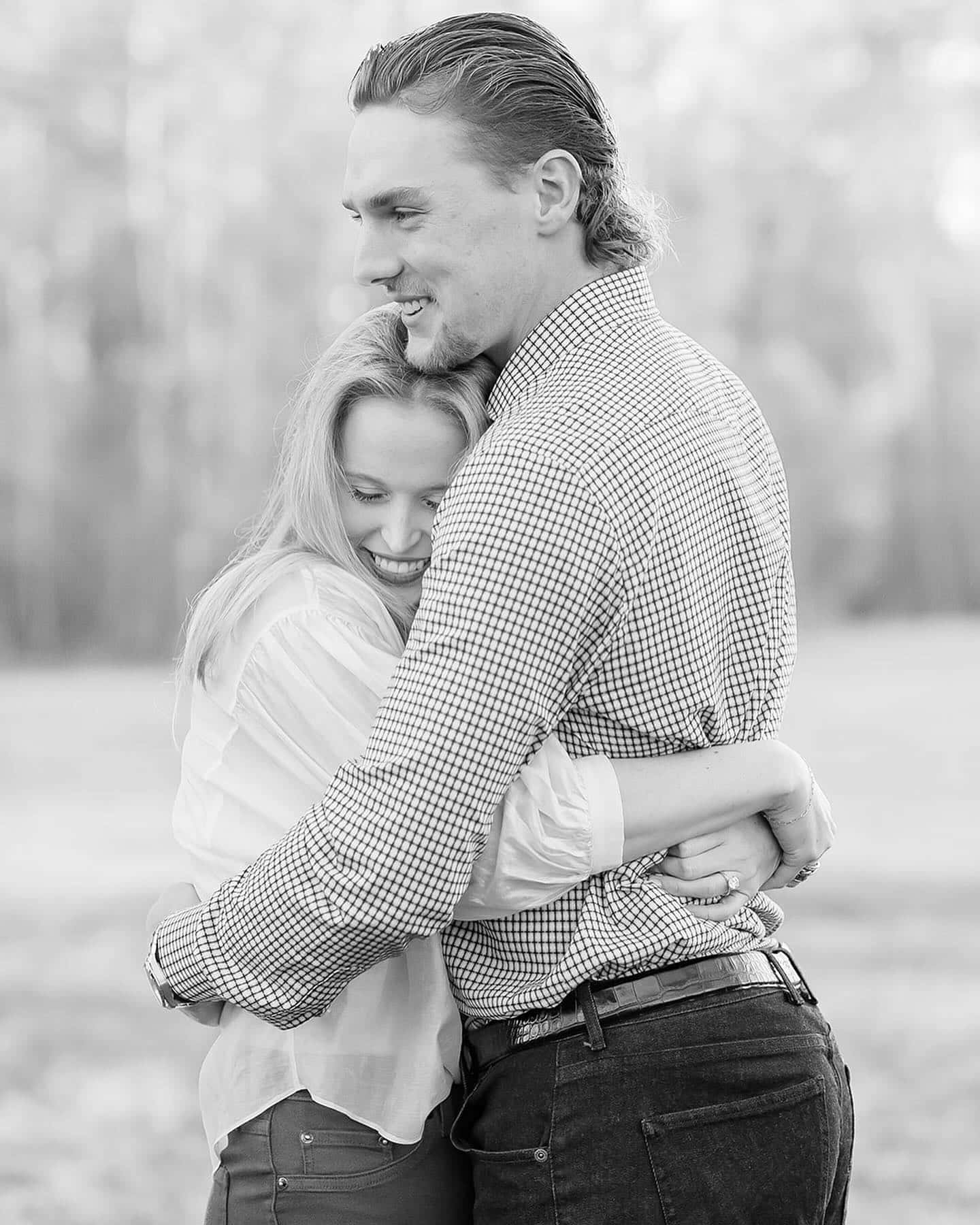 black and white photo, smiling couple, embracing warmly, HD Phone Wallpaper