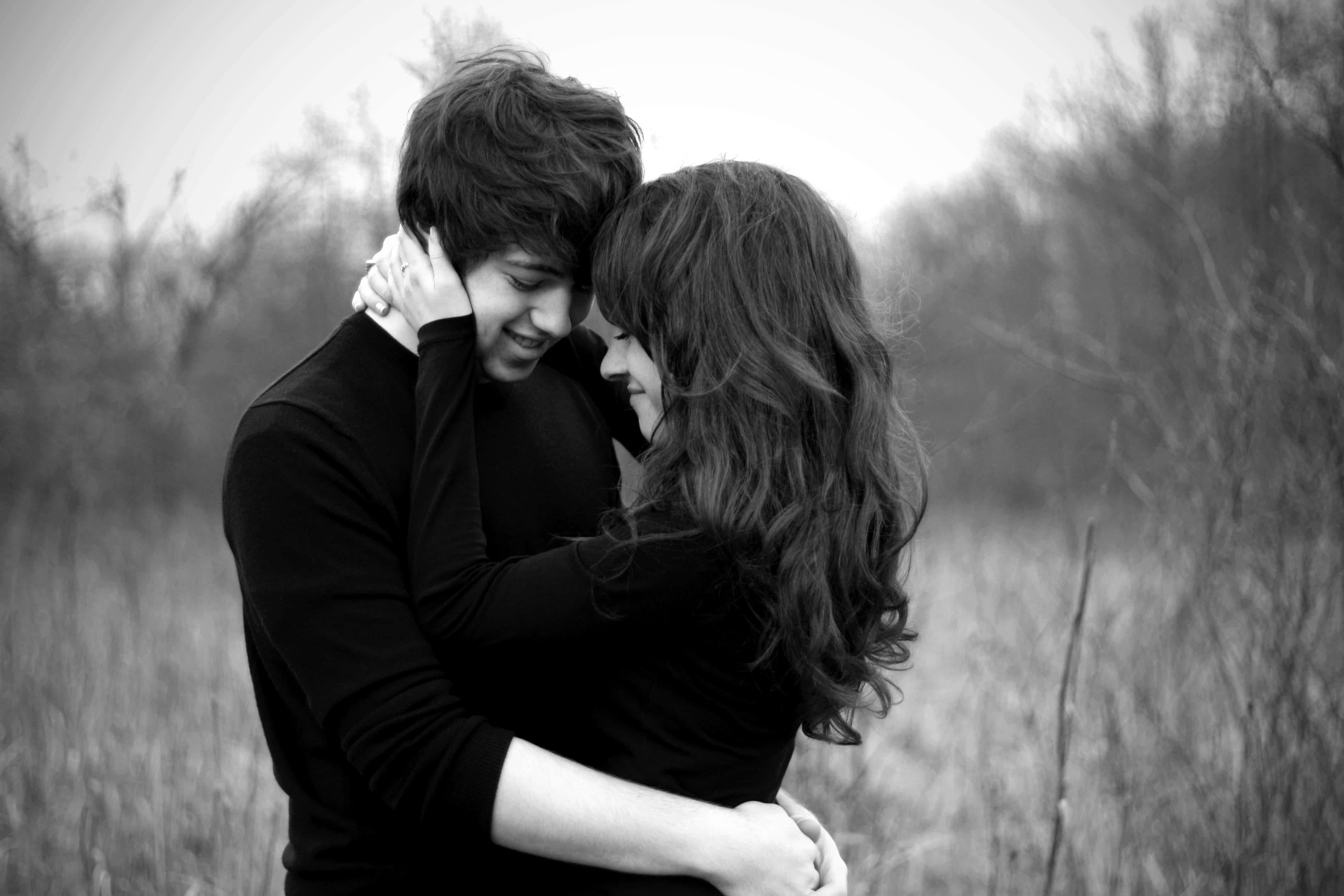 couple hugging, black and white photo, field of tall grass, 4K Desktop Wallpaper