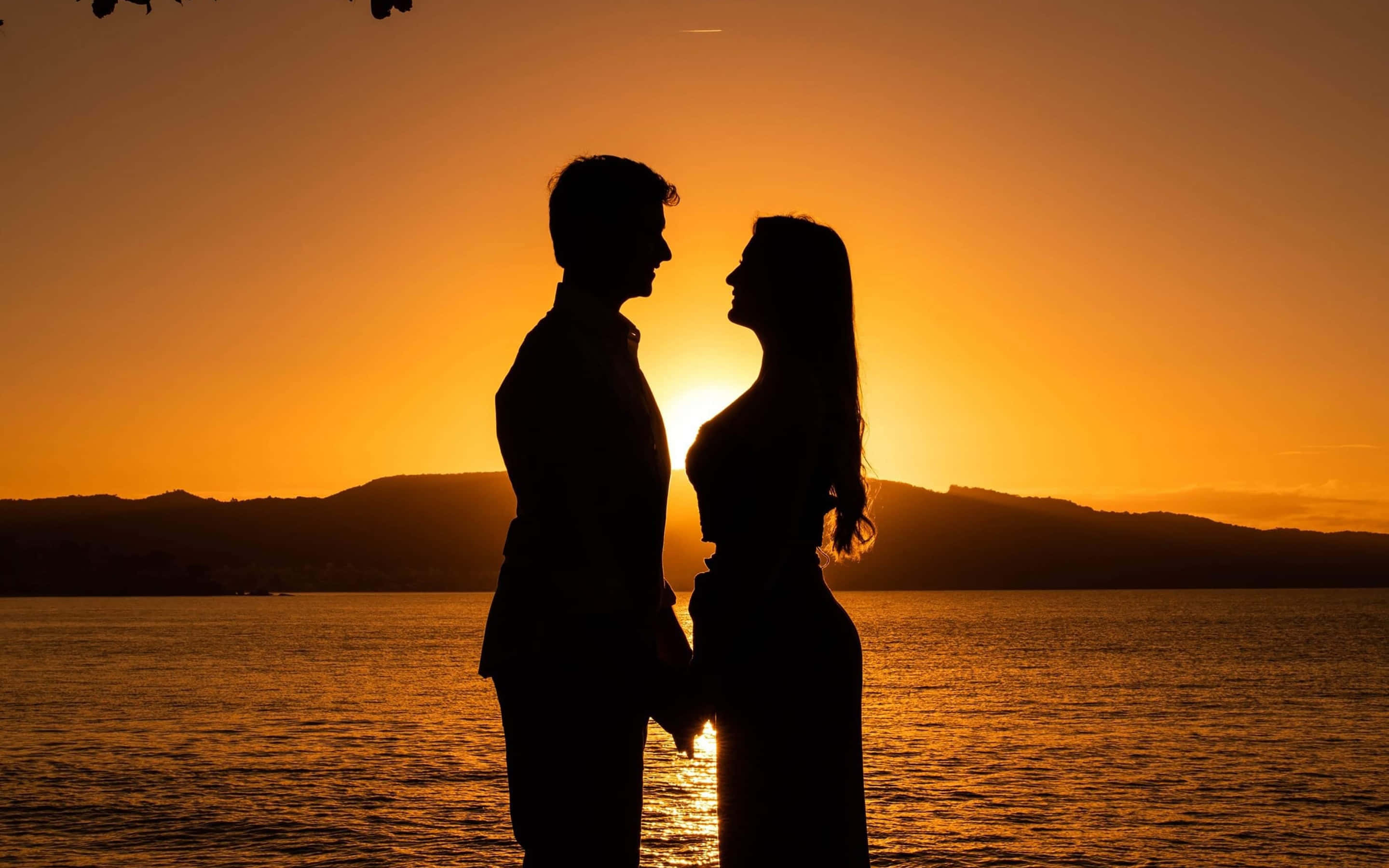 sweet sunset couple, glowing sunset, water, 2K Desktop Wallpaper