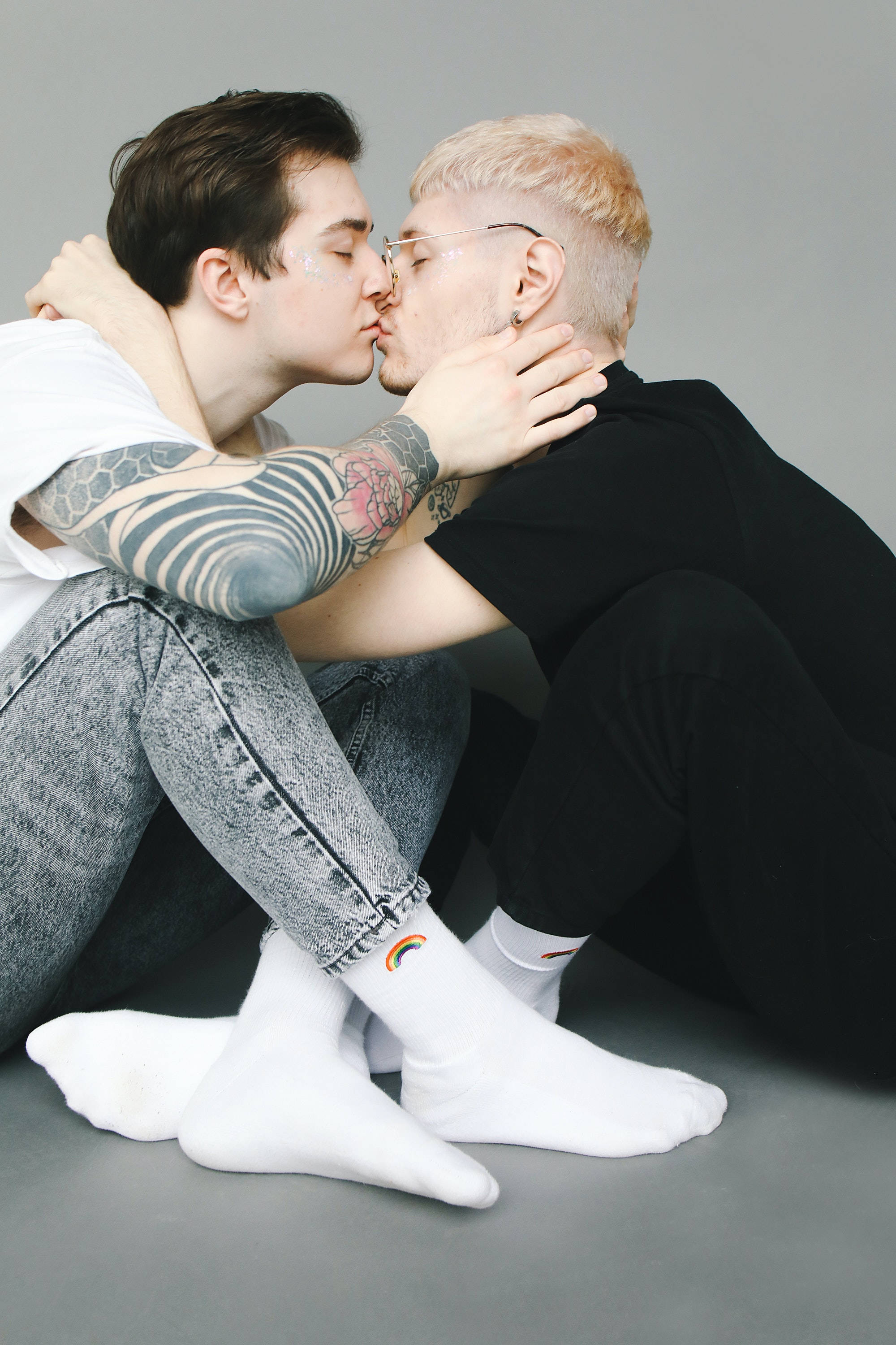 gay men, tattoos, glasses, 2K Phone Wallpaper