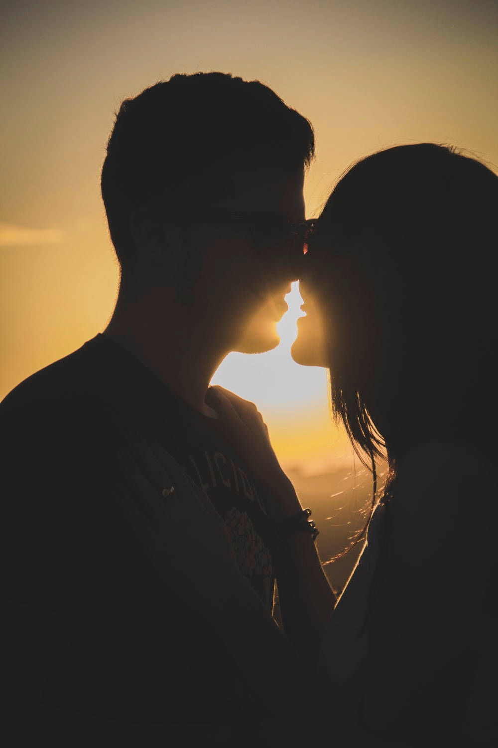 silhouetted couple, intimate kiss, glowing sunset sky, HD Phone Wallpaper