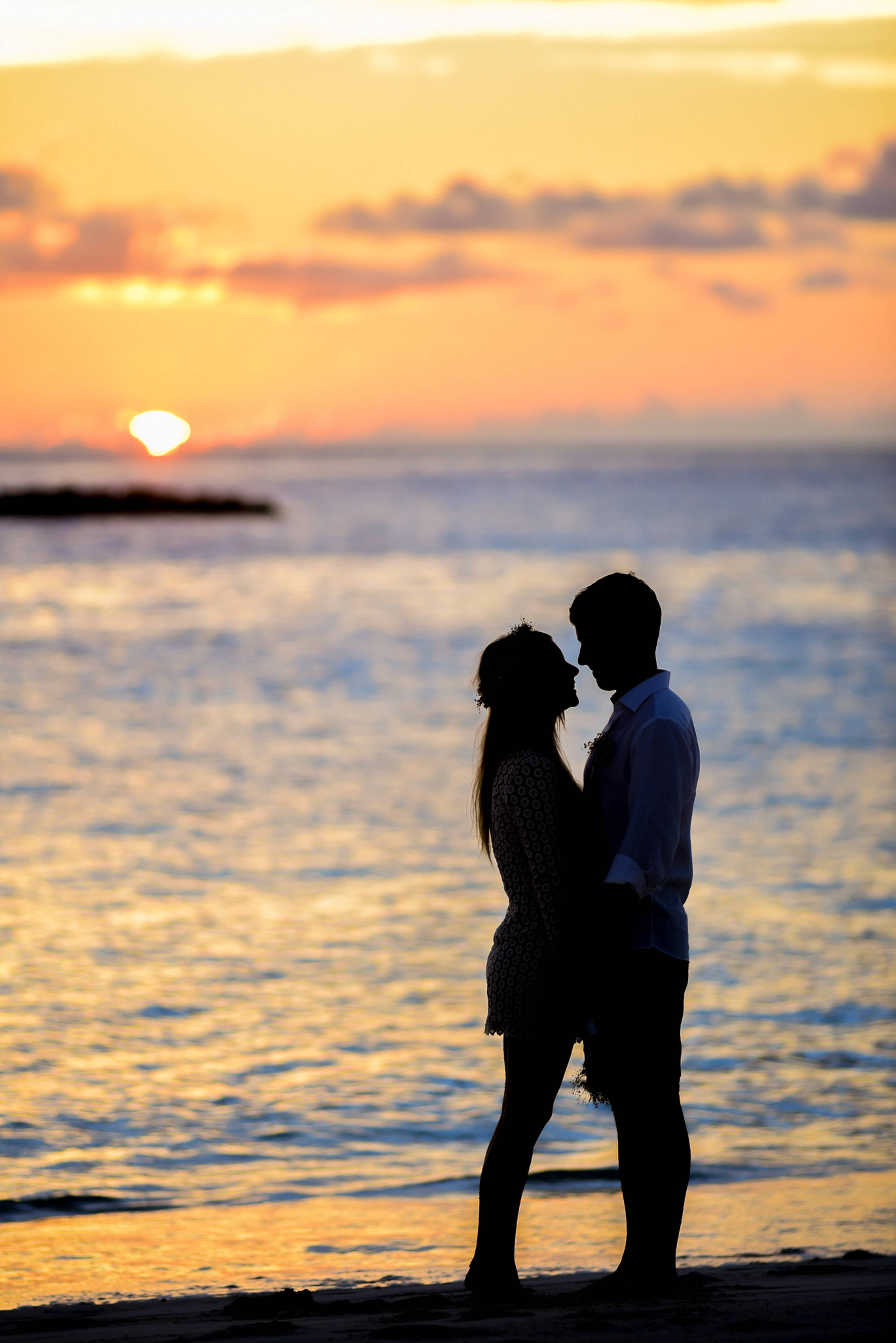 Romantic Beach Couple, sunet, beach, 4K Phone Wallpaper