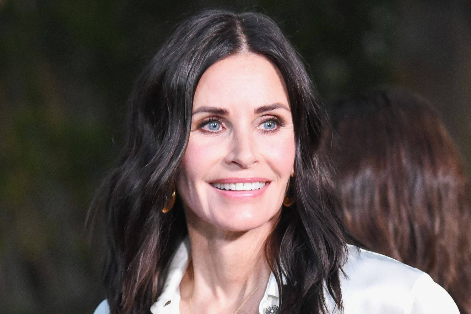 Courteney Cox, dark wavy hair, bright blue eyes, HD Desktop Wallpaper