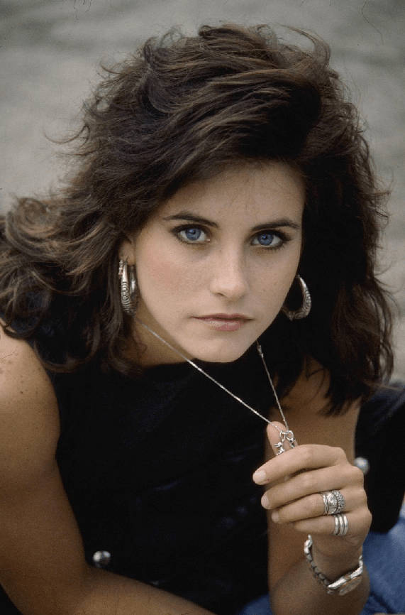 Courteney Cox, necklace, voluminous brown hair, SD Phone Wallpaper