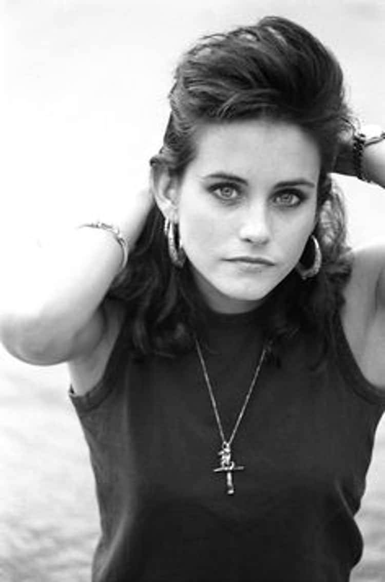 Courteney Cox, tousled hair, large hoop earrings, SD Phone Wallpaper