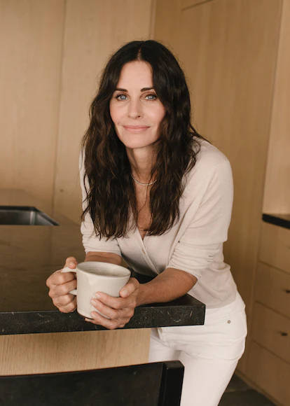 Courteney Cox, mug, modern kitchen counter, SD Phone Wallpaper