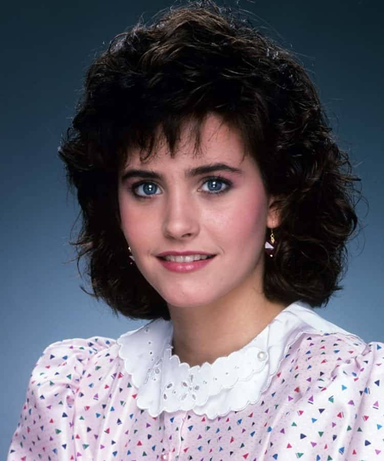 Courteney Cox, pink patterned blouse, white lace collar, SD Phone Wallpaper