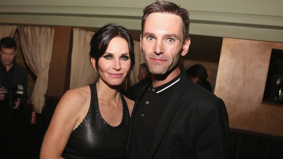 Courteney Cox, black formal wear, indoor event, SD Desktop Wallpaper
