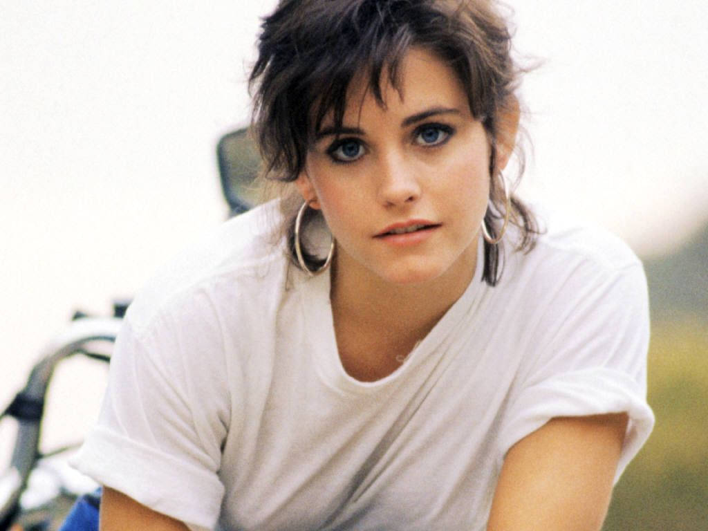 Courteney Cox, hoop earrings, tousled hair, SD Desktop Wallpaper