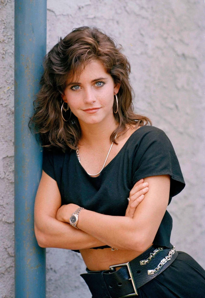 Courteney Cox, blue pole, black crop top, SD Phone Wallpaper