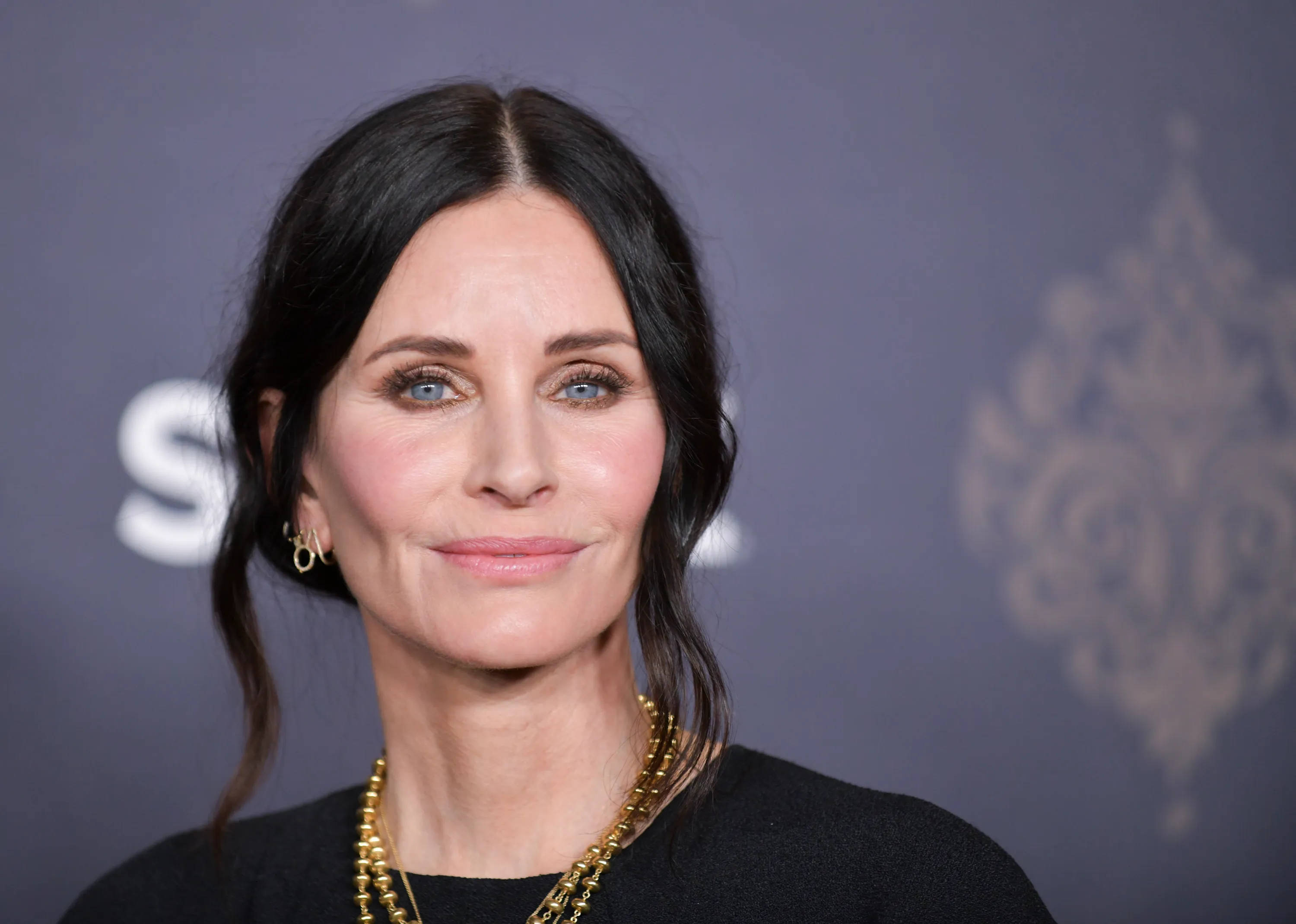 gold necklace, Courteney Cox, dark hair, 2K Desktop Wallpaper