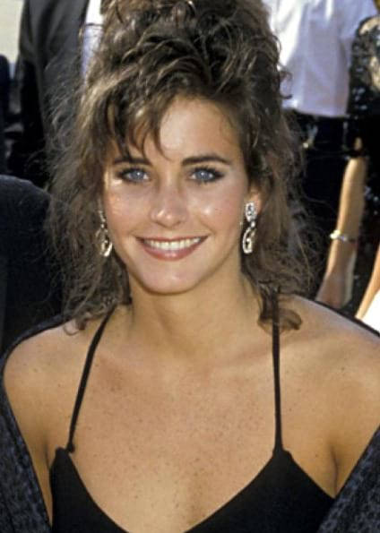 Courteney Cox, 80s hairstyle, dangling earrings, SD Phone Wallpaper