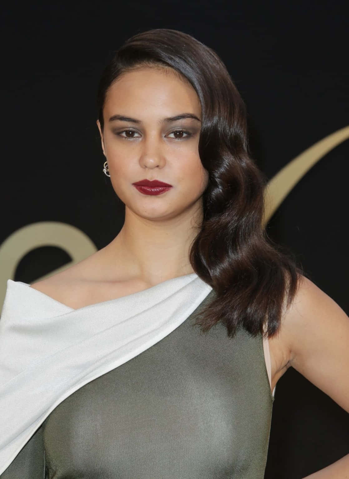 Courtney Eaton, red carpet look, olive and white gown, HD Phone Wallpaper