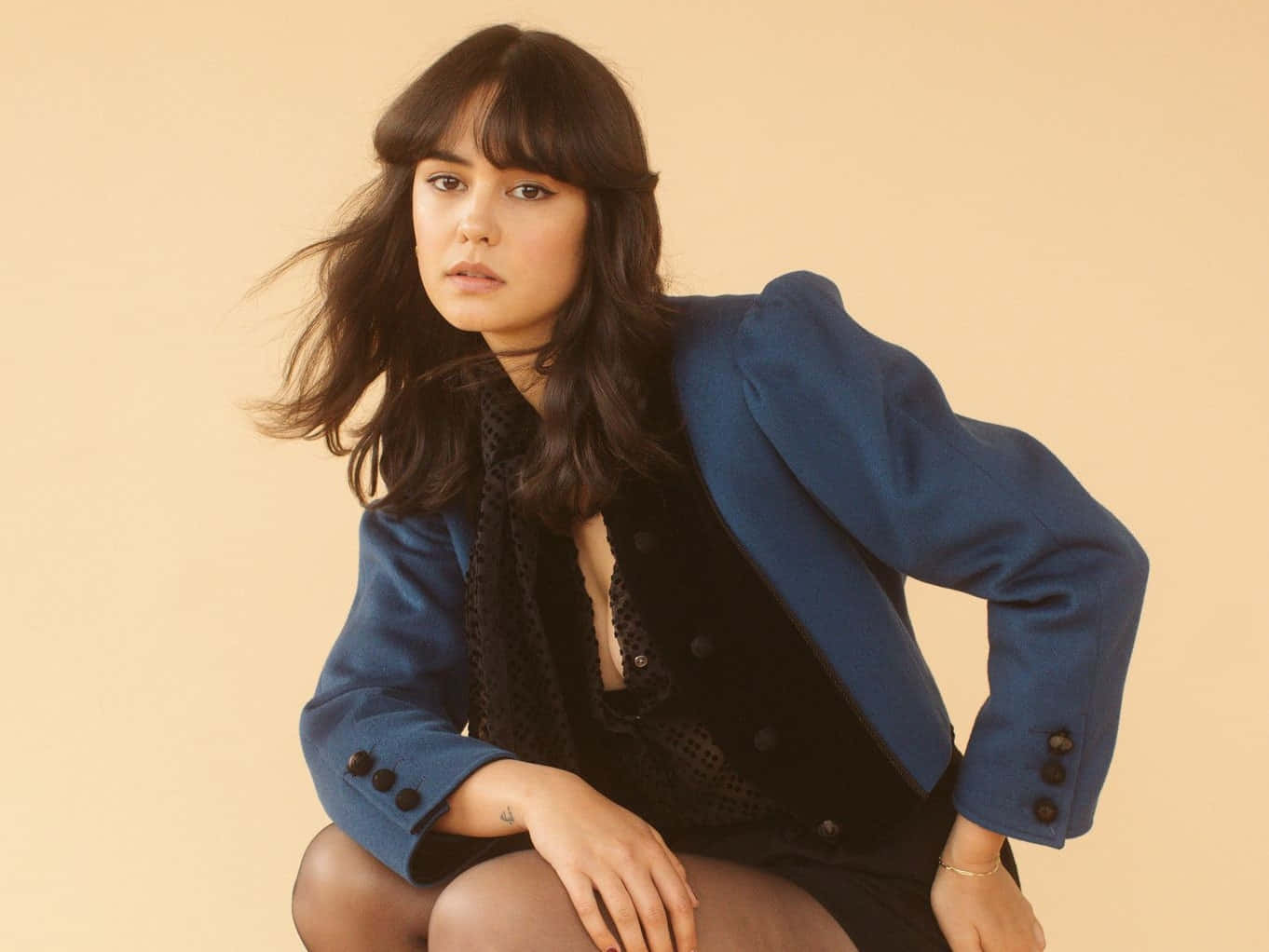 Courtney Eaton, blue blazer, beige background, HD Desktop Wallpaper