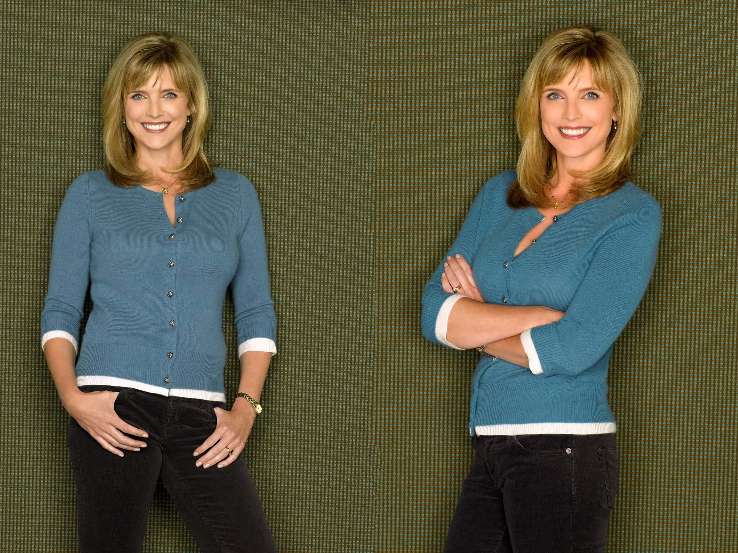 Courtney Thorne Smith, blue cardigans, textured green wall, 2K Desktop Wallpaper