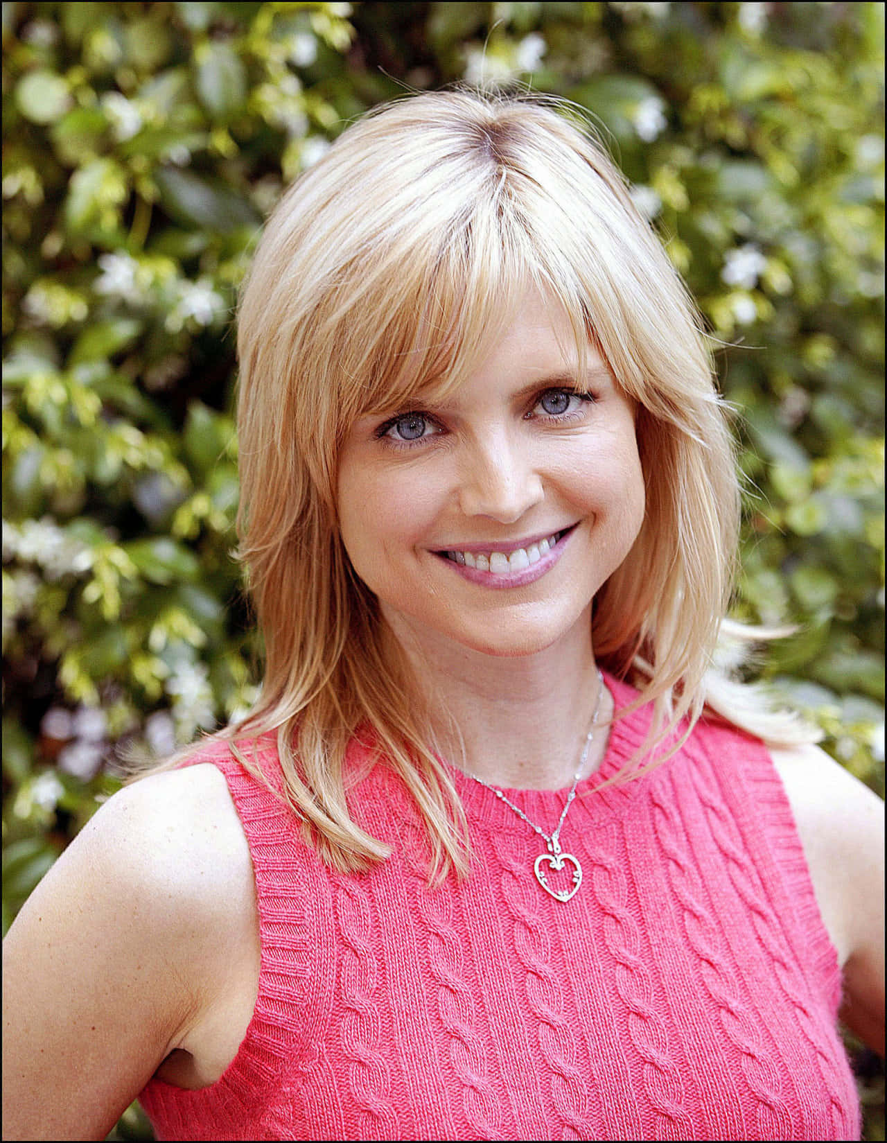 Courtney Thorne Smith, pink cable-knit top, lush green foliage, HD Phone Wallpaper