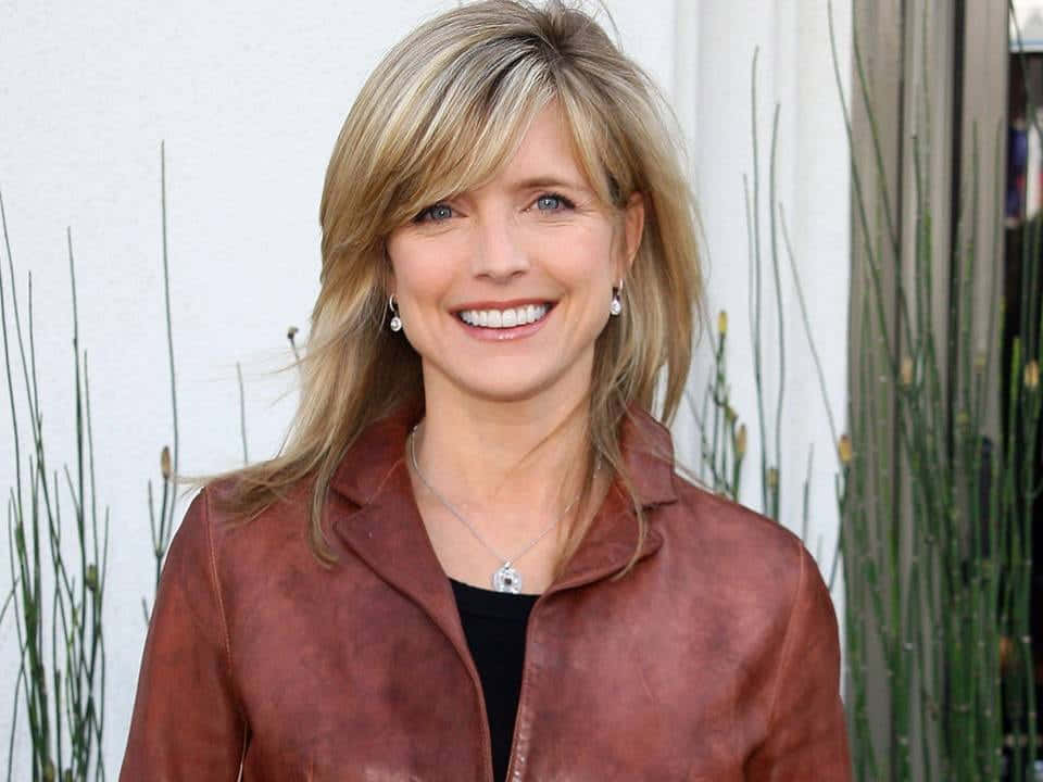 Courtney Thorne-Smith, brown leather jacket, white wall, SD Desktop Wallpaper