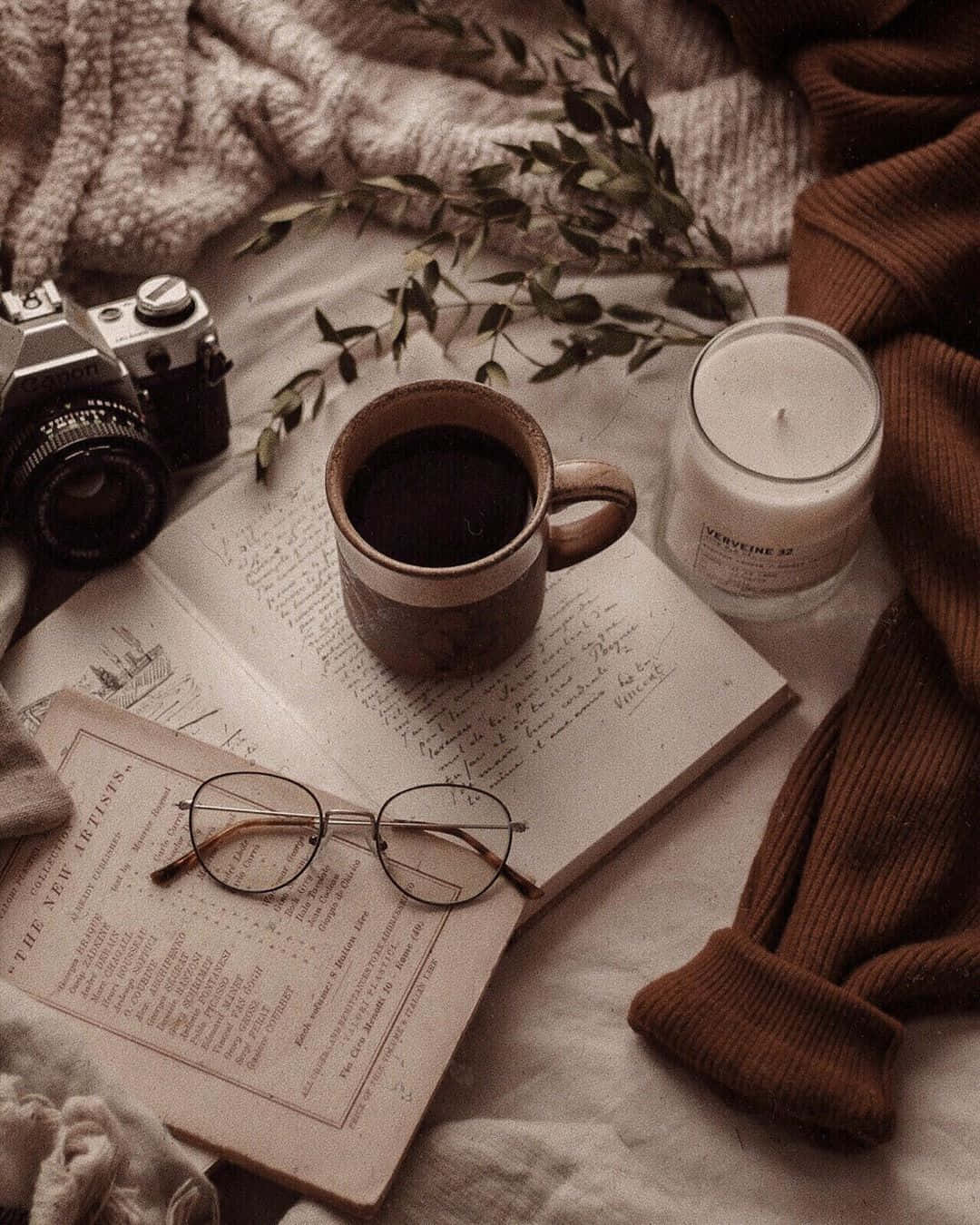 cozy aesthetic moment, vintage camera coffee mug, glasses, HD Phone Wallpaper