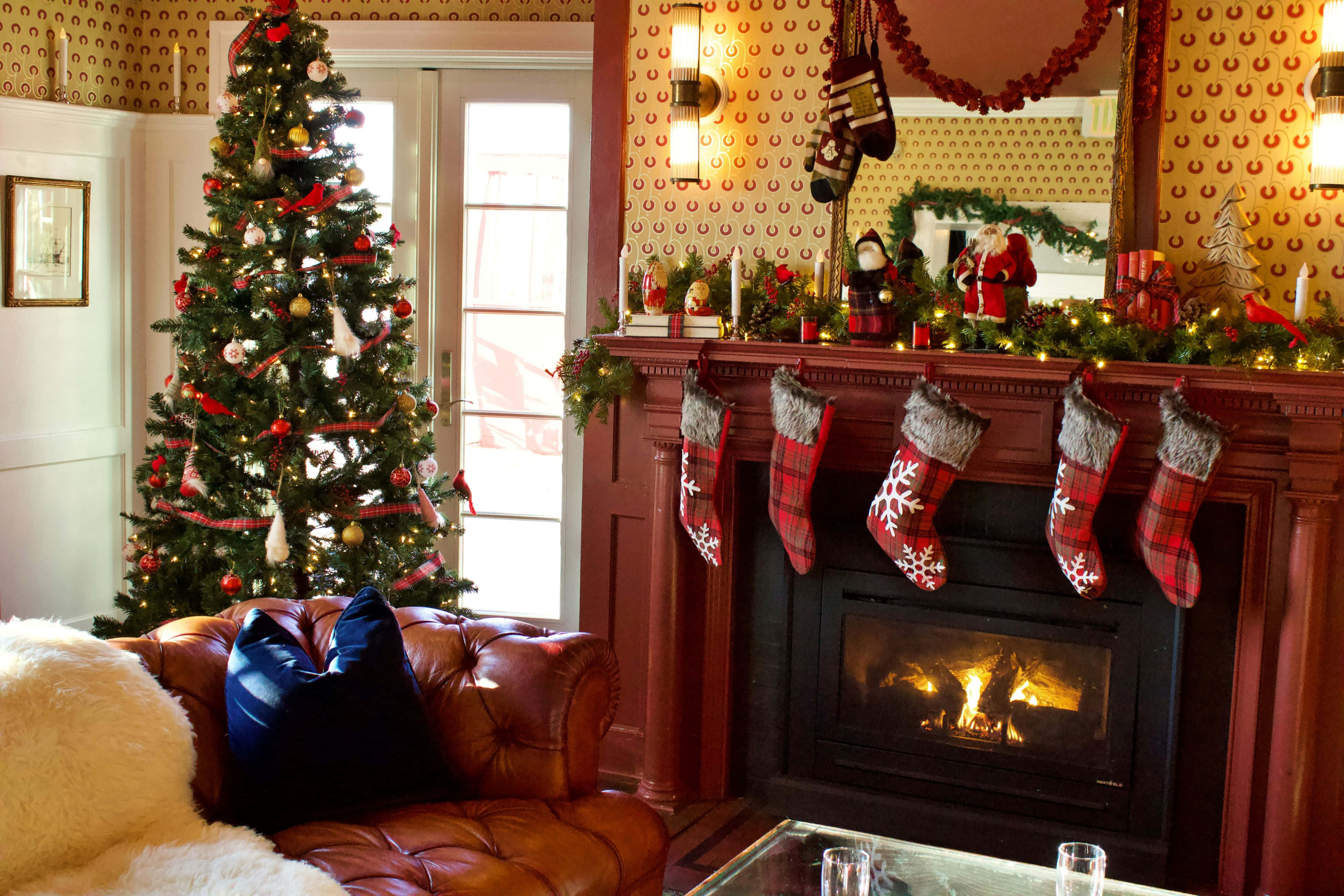 traditional christmas living room decor, lit fireplace, plaid stockings, 4K Desktop Wallpaper