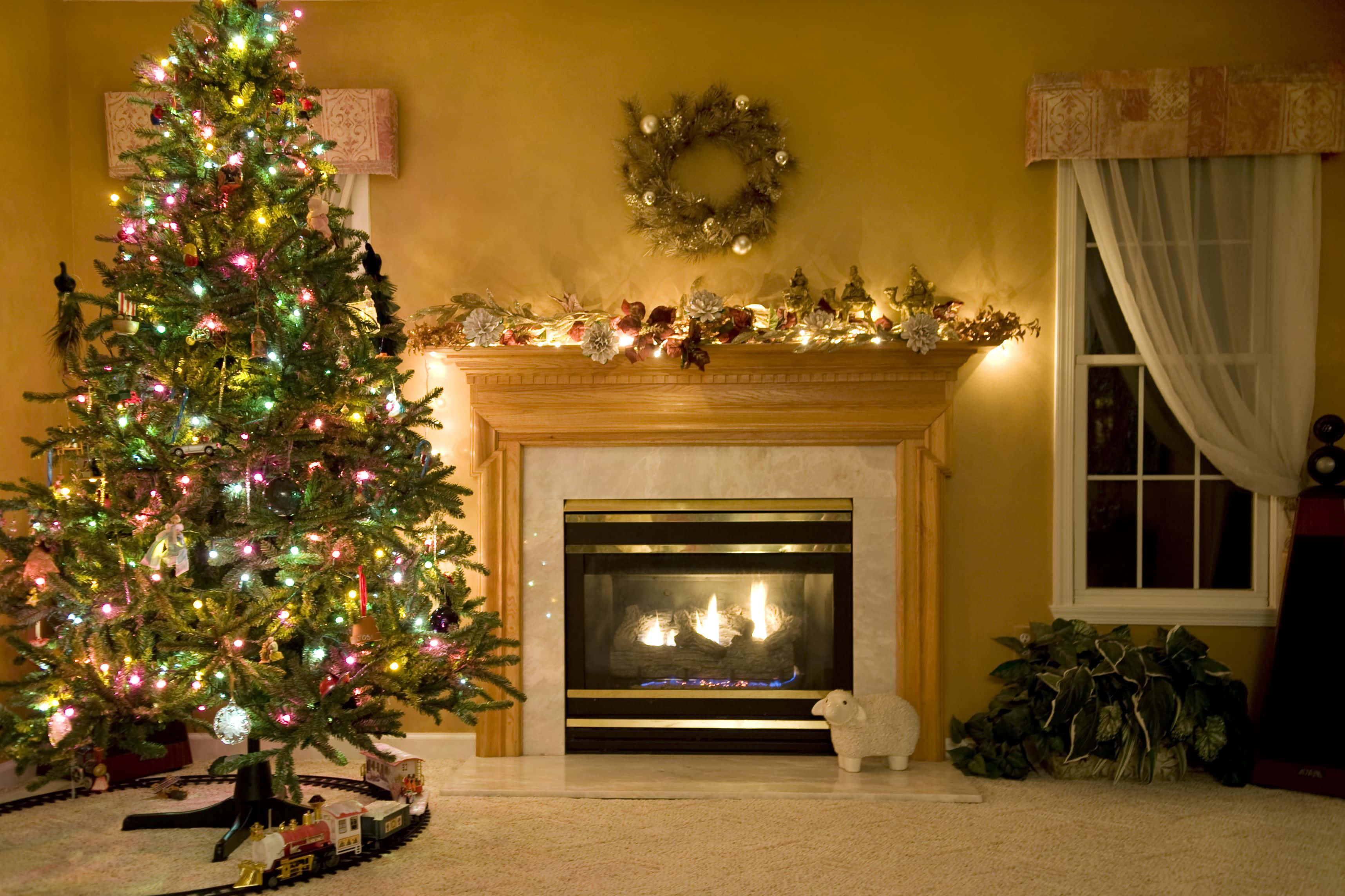 Christmas tree, fireplace, glowing fire, 2K Desktop Wallpaper