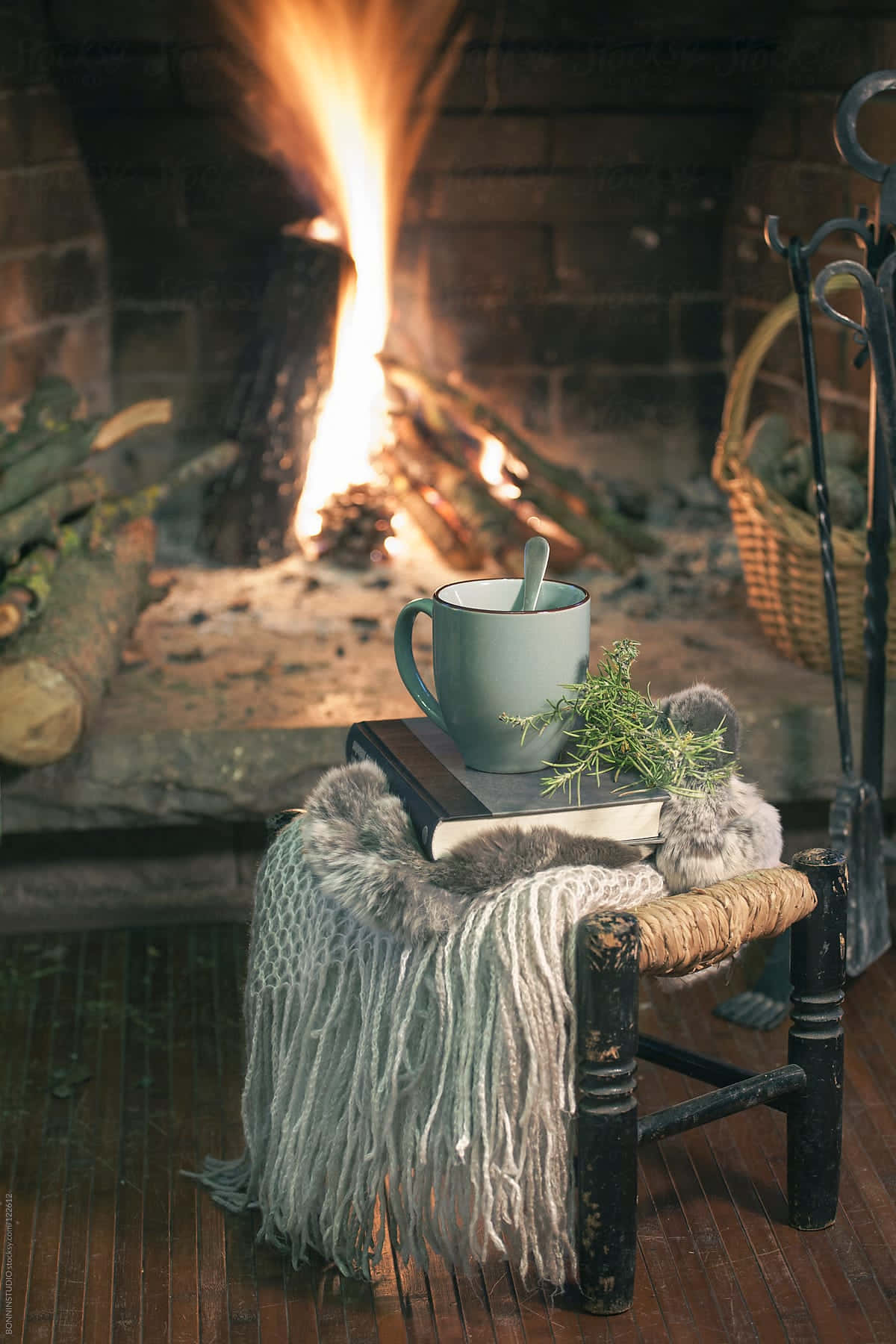cozy fire, crackling fireplace, rustic stool, HD Phone Wallpaper