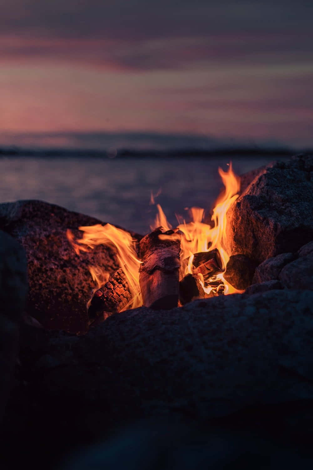 cozy fire, campfire, dark rocks, HD Phone Wallpaper