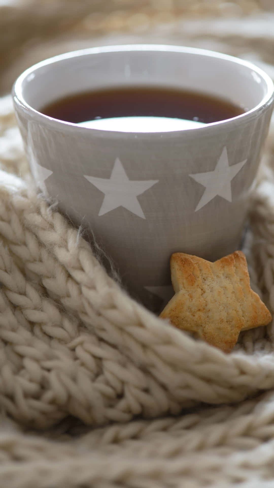 gray star-patterned mug, dark tea, thick cream knit blanket, Full HD Phone Wallpaper