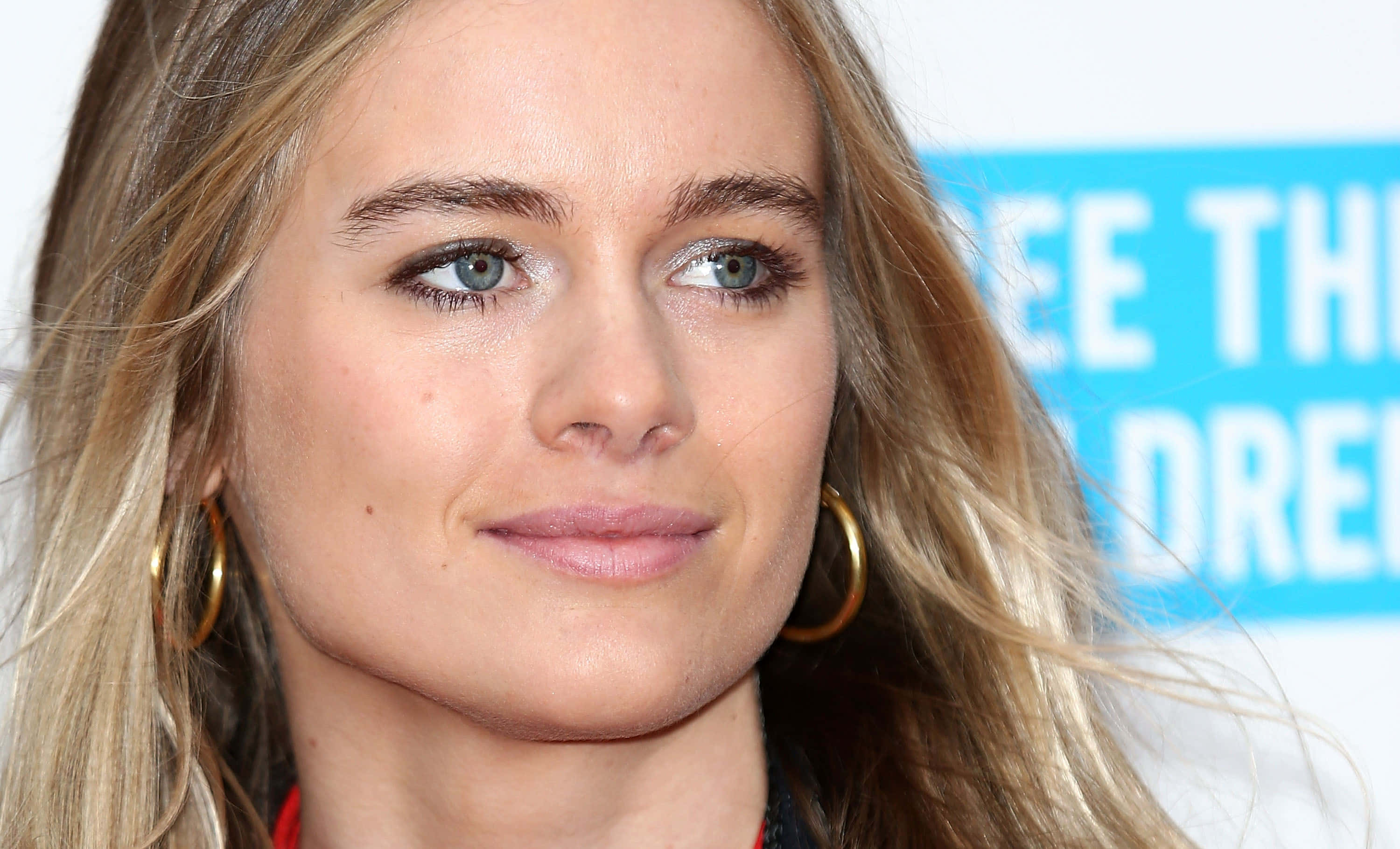 Cressida Bonas, blonde hair, gold hoop earrings, 2K Desktop Wallpaper
