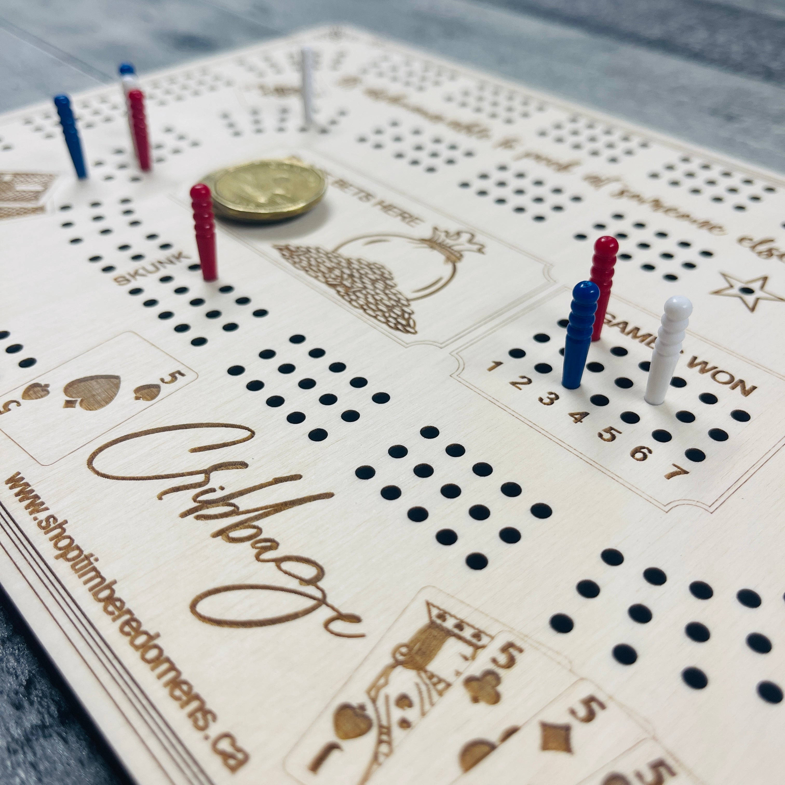 white cribbage board, wooden cribbage board, engraved playing cards, 2K Desktop Wallpaper