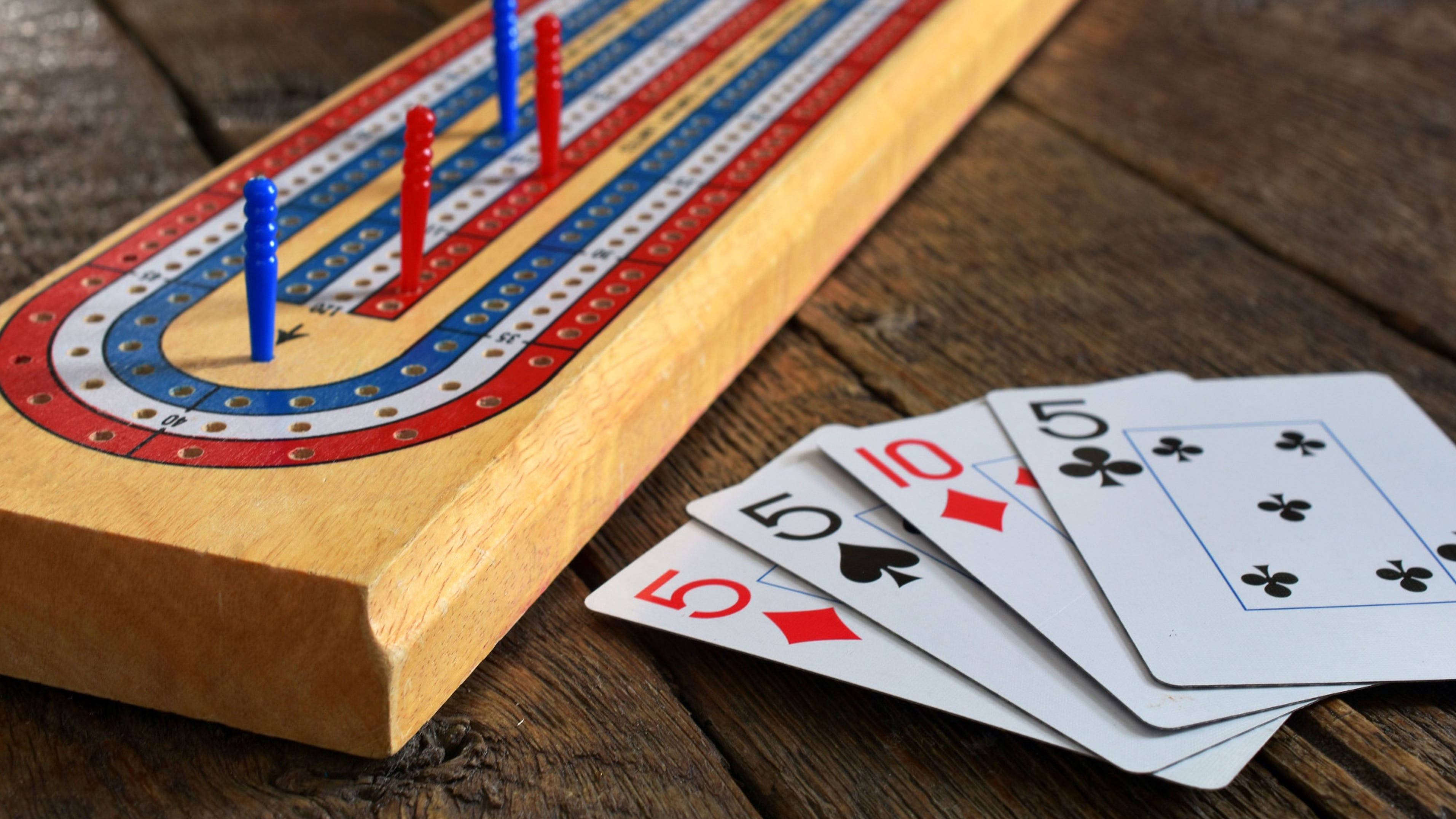 cribbage board, red blue pegs, playing cards, 2K Desktop Wallpaper