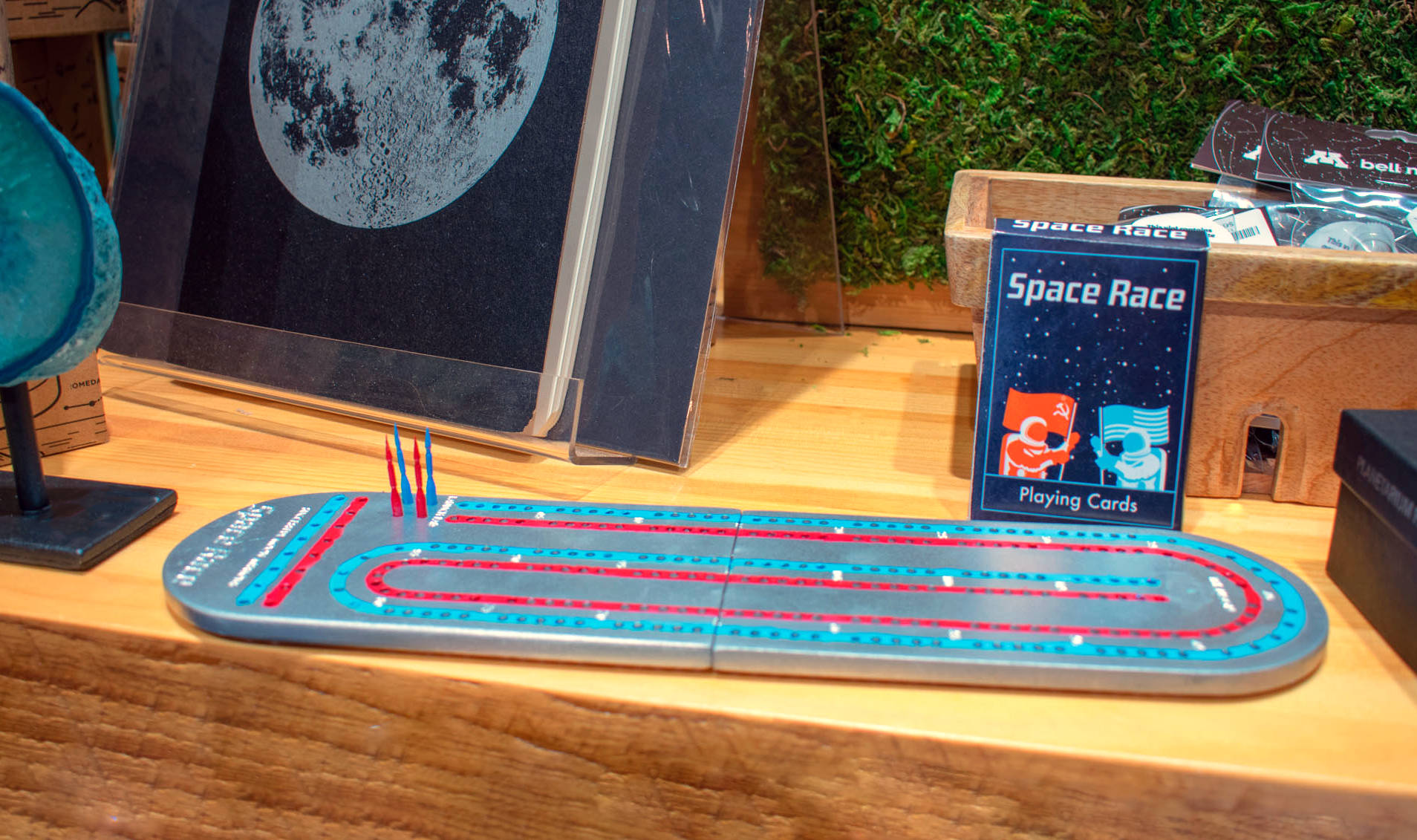 blue red cribbage board, red and blue tracks, wooden shelf, HD Desktop Wallpaper