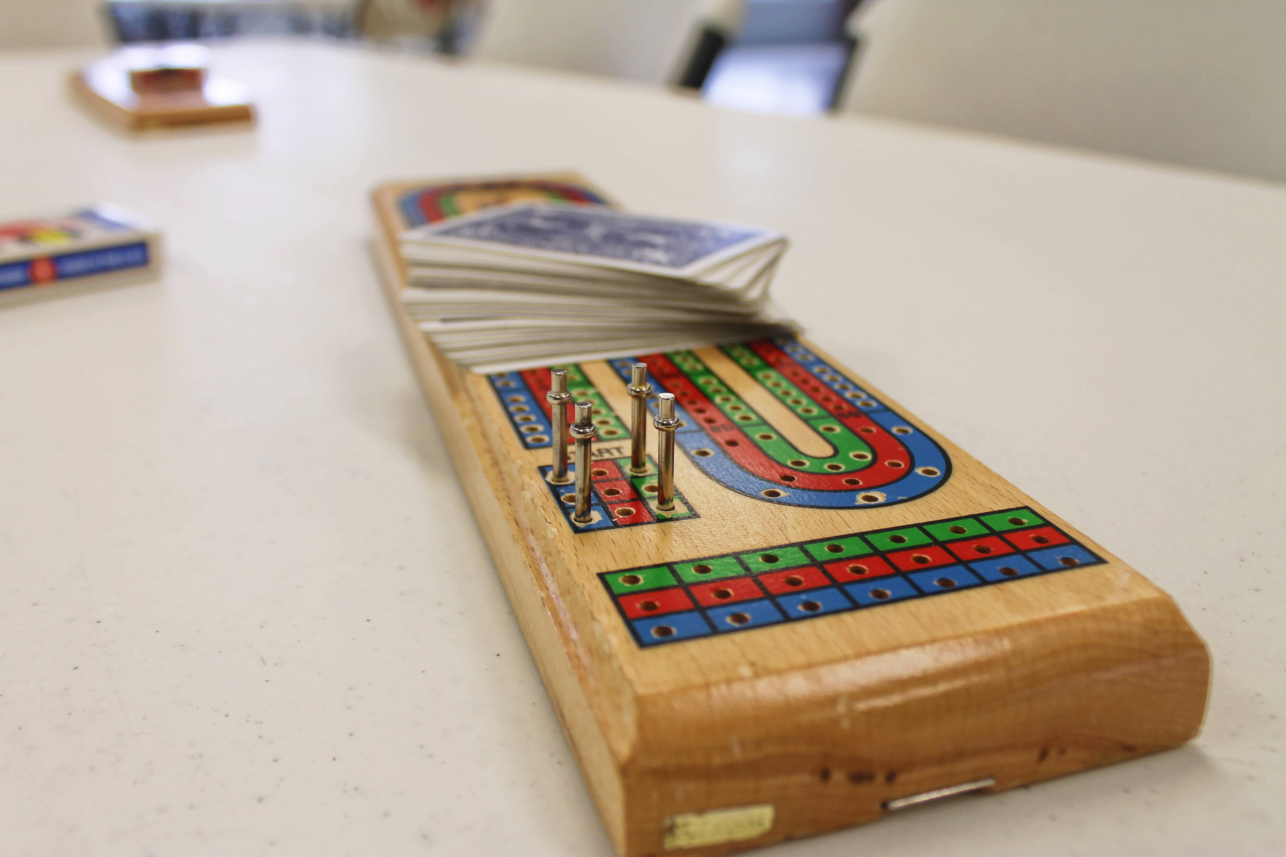 cribbage board, wooden, colorful tracks, 4K Desktop Wallpaper