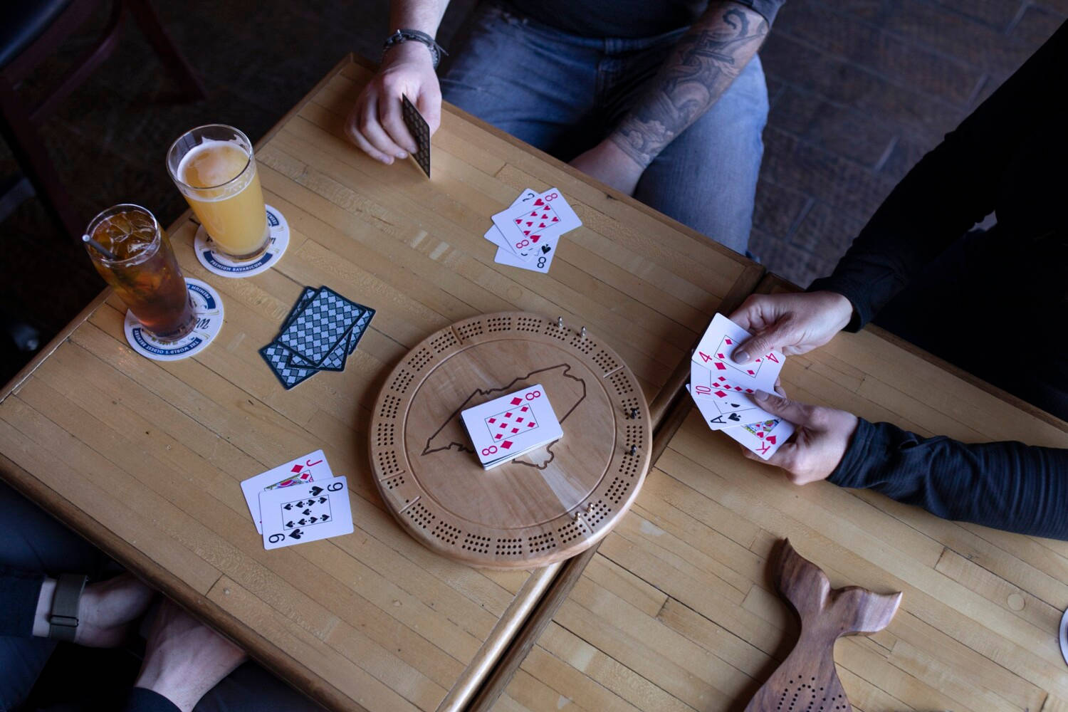 Cribbage, wooden table, drinks, HD Desktop Wallpaper