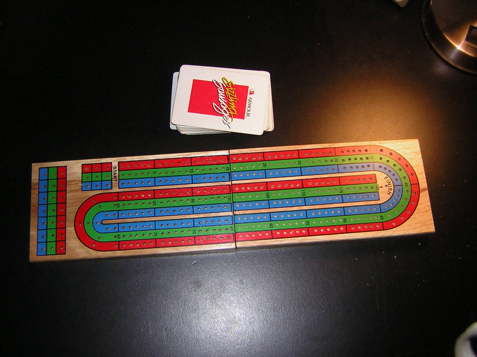 cribbage board, red green and blue tracks, dark table, HD Desktop Wallpaper