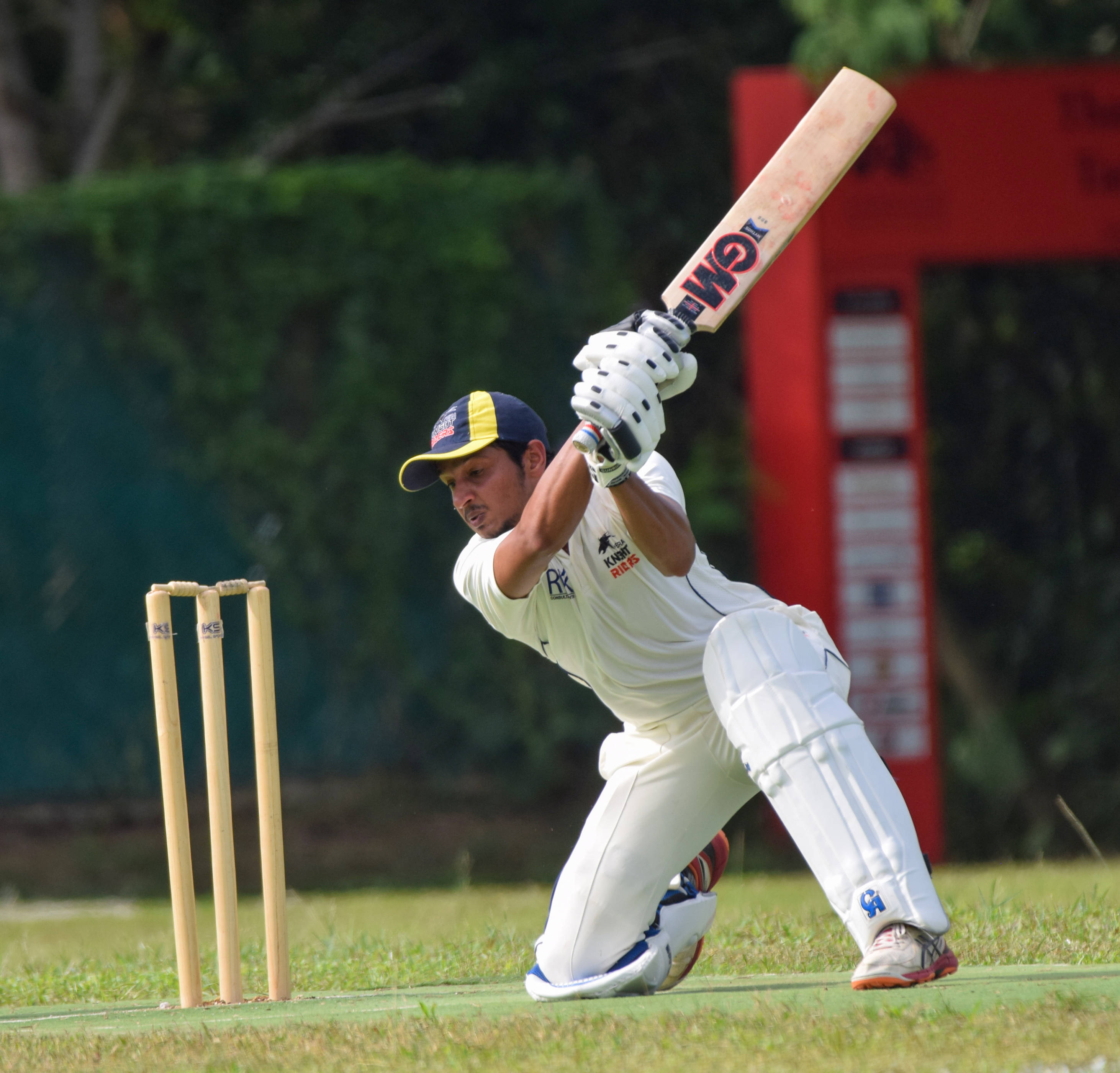 Cricket, brown bat, white gear, 2K Desktop Wallpaper