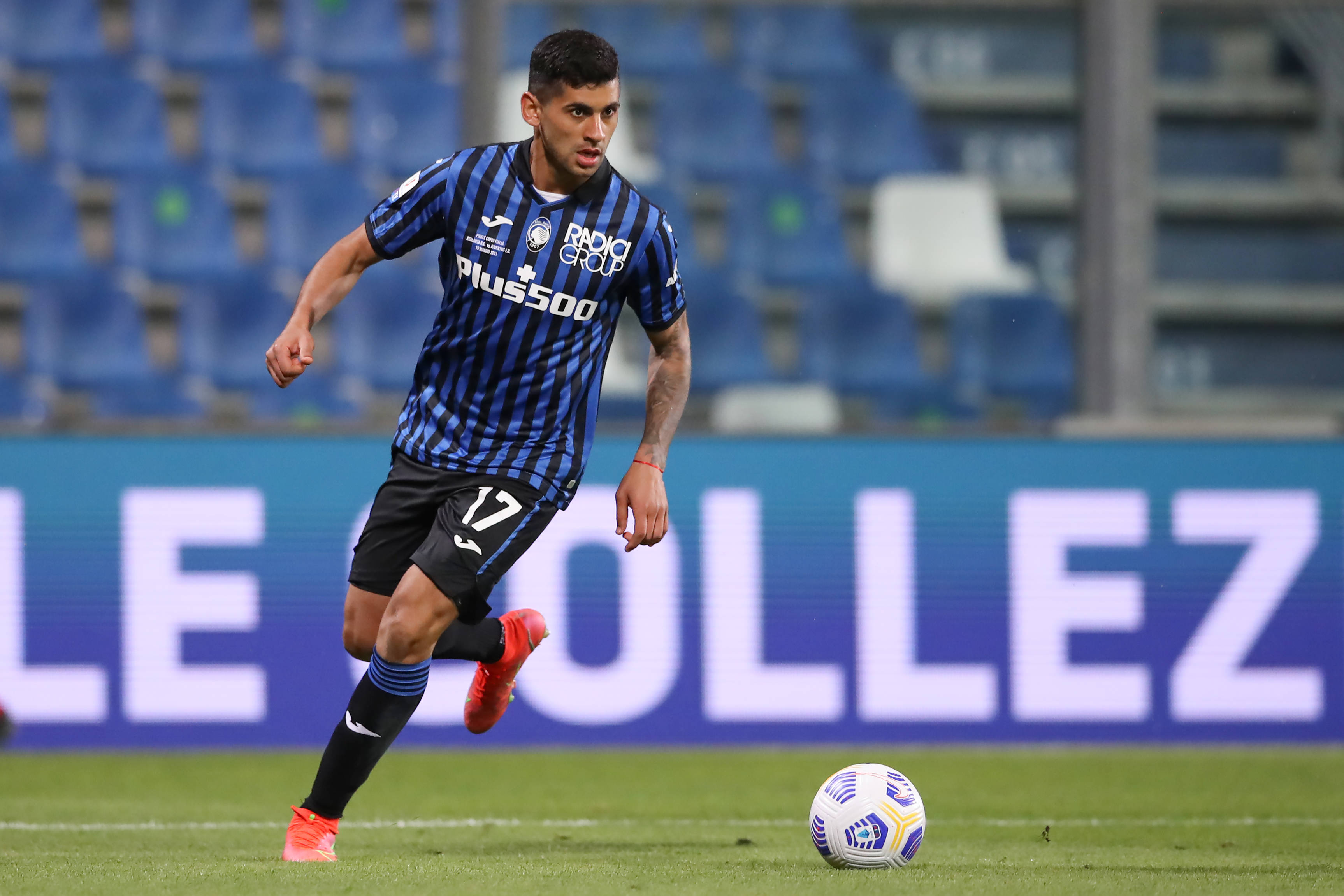 Cristian Romero, blue striped jersey, green pitch, 2K Desktop Wallpaper
