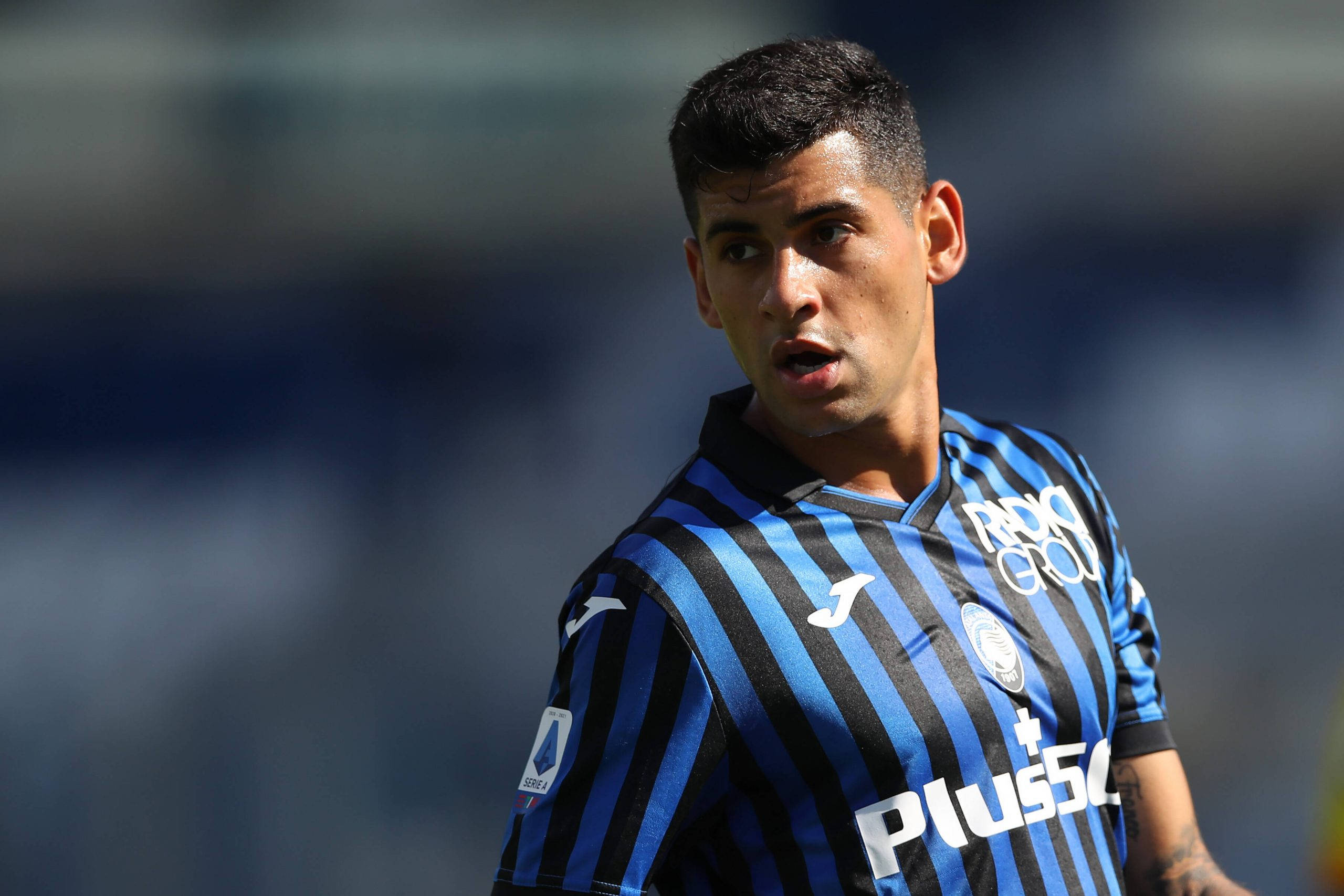 Cristian Romero, blue and black striped jersey, sunny day, 2K Desktop Wallpaper